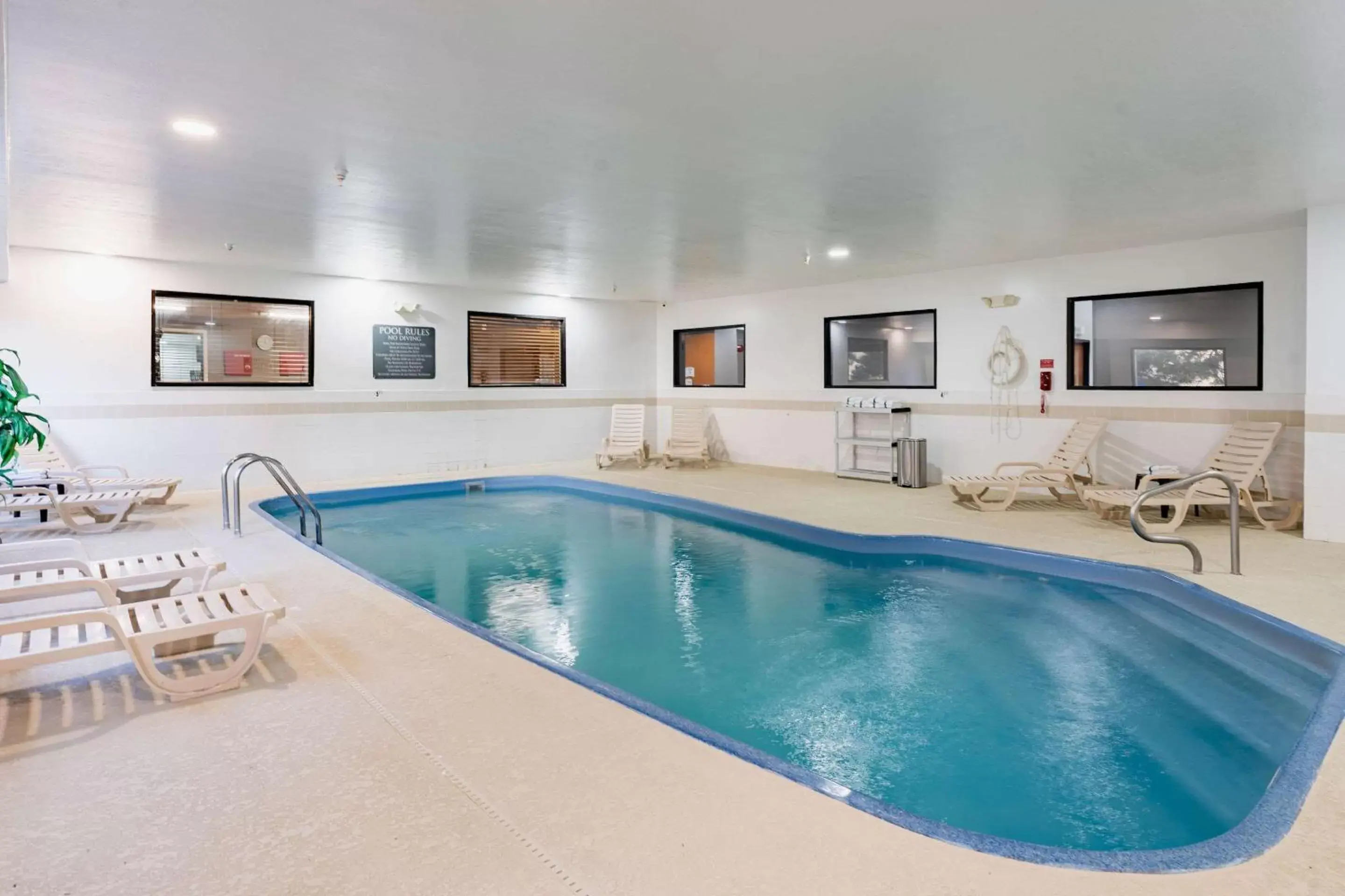 Swimming Pool in Quality Suites NE Indianapolis Fishers