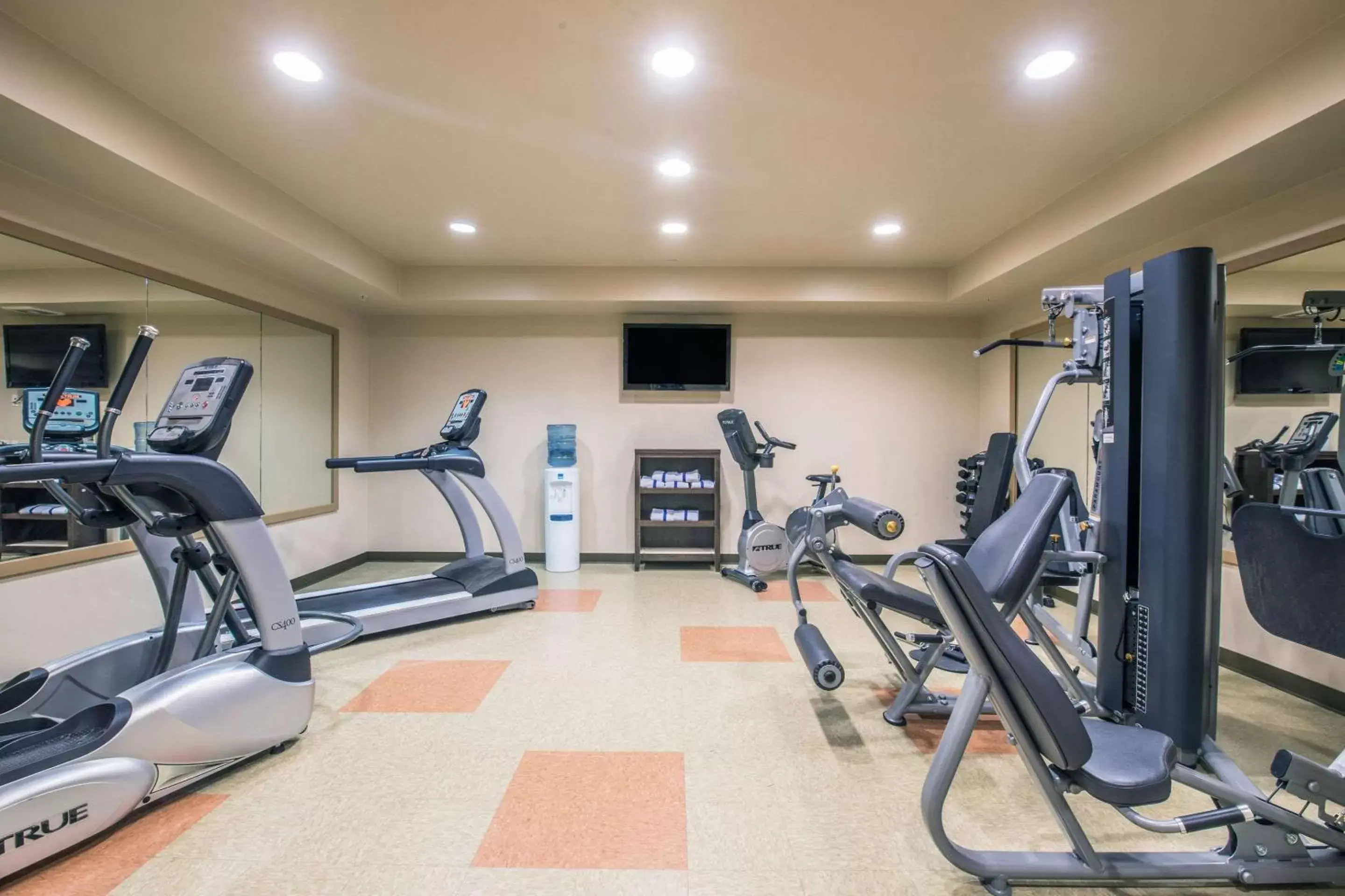 Fitness centre/facilities, Fitness Center/Facilities in Clarion Hotel & Suites Near Pioneer Power Generating Station