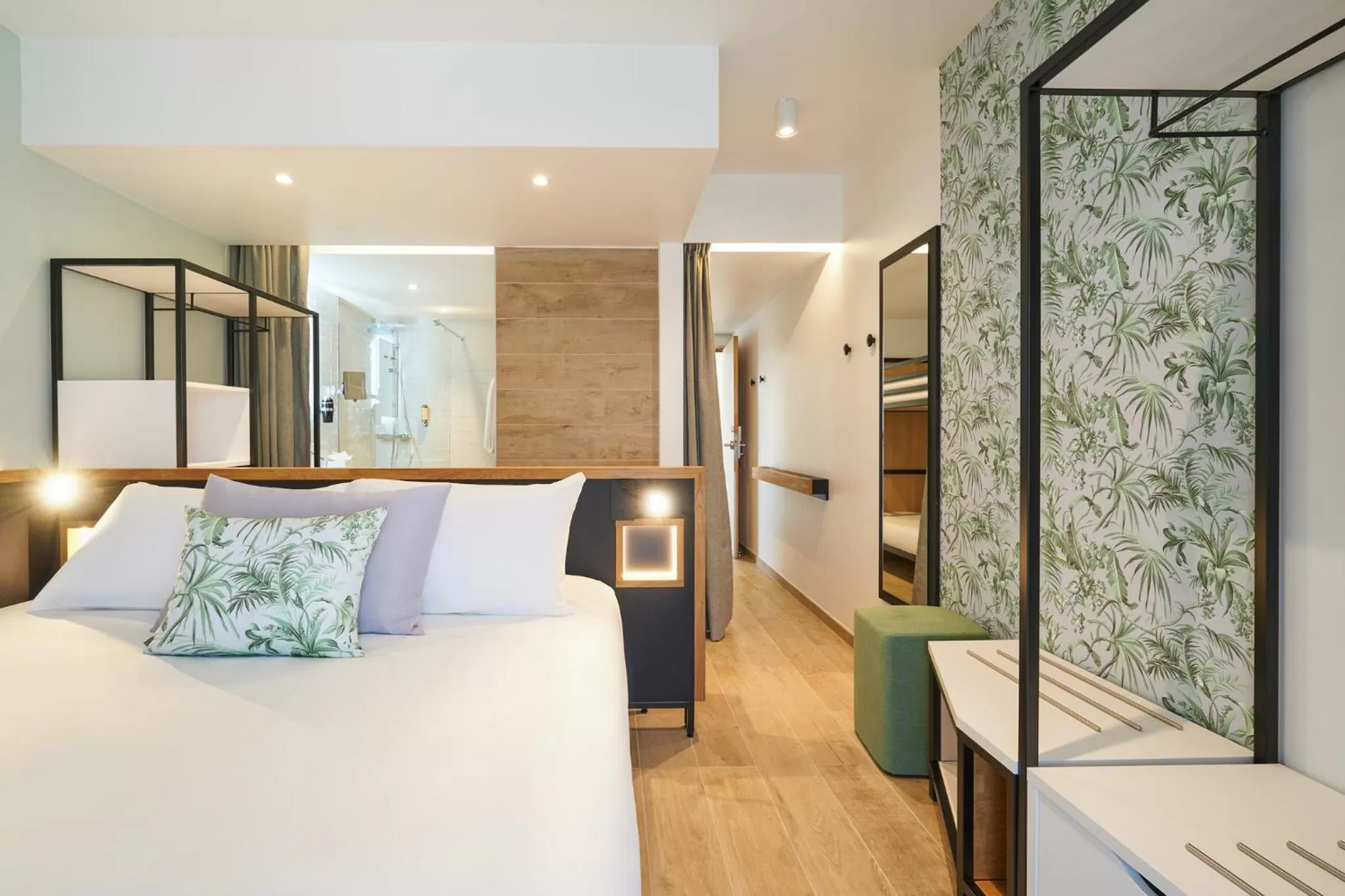 Shower, Bed in Mercure Avignon Gare TGV