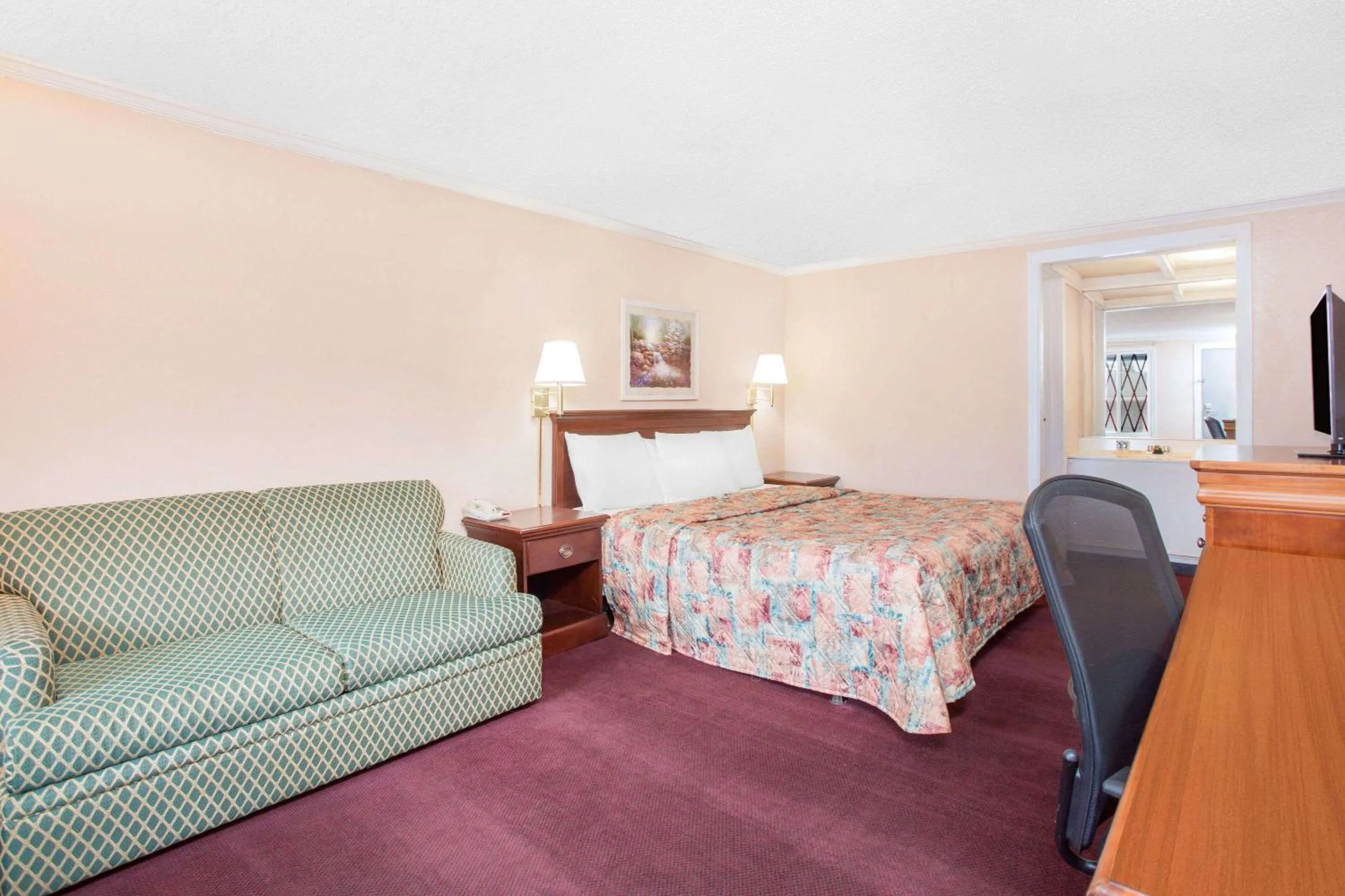 Photo of the whole room, Bed in Knights Inn - Augusta