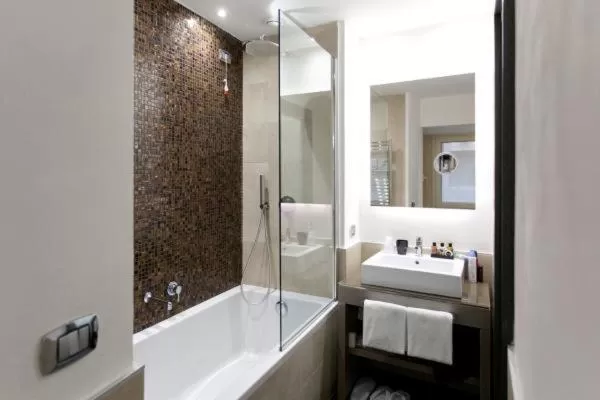 Shower in Trevi Palace Hotel