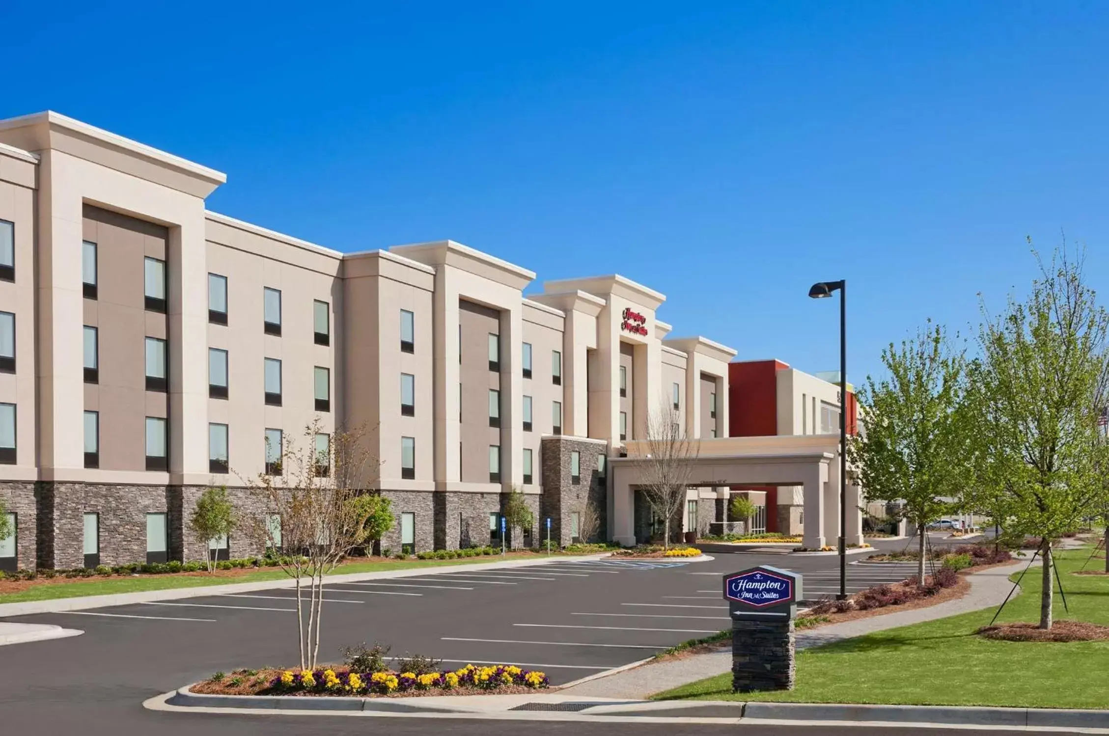 Property Building in Hampton Inn & Suites Huntsville Research Park Area