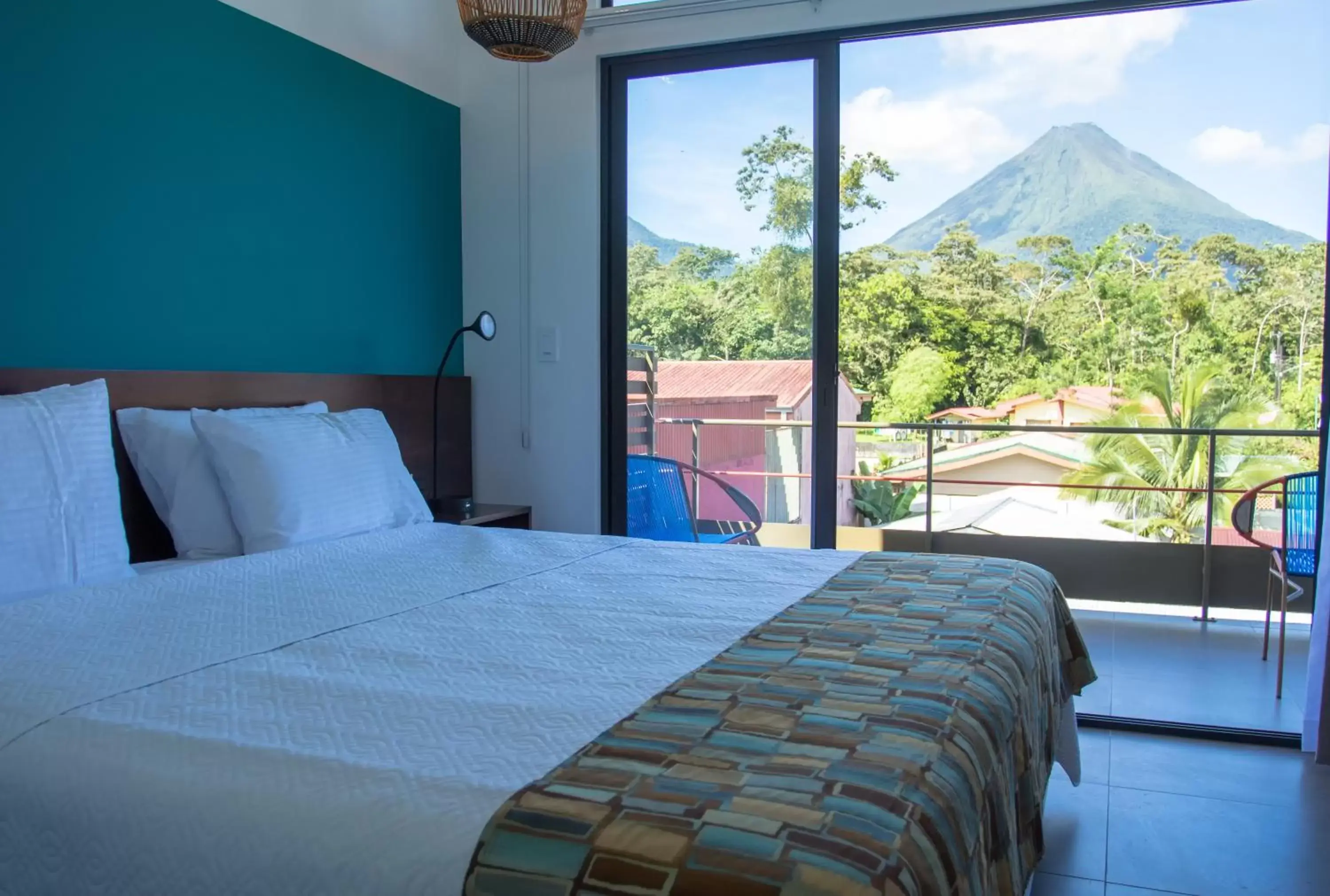 Bedroom, Bed in La Fortuna Lodge by Treebu Hotels