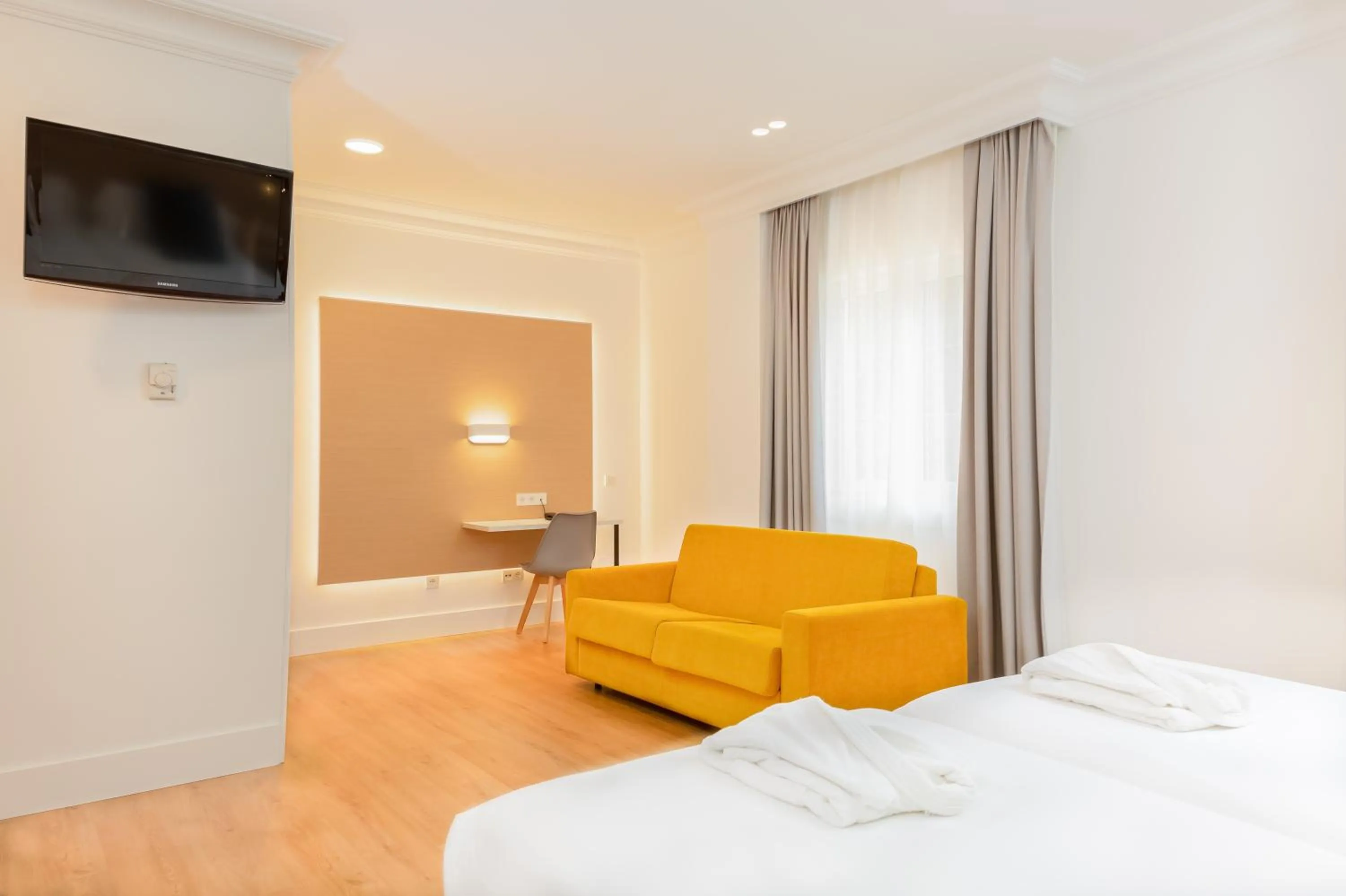 Photo of the whole room, Bed in Talaso Atlántico