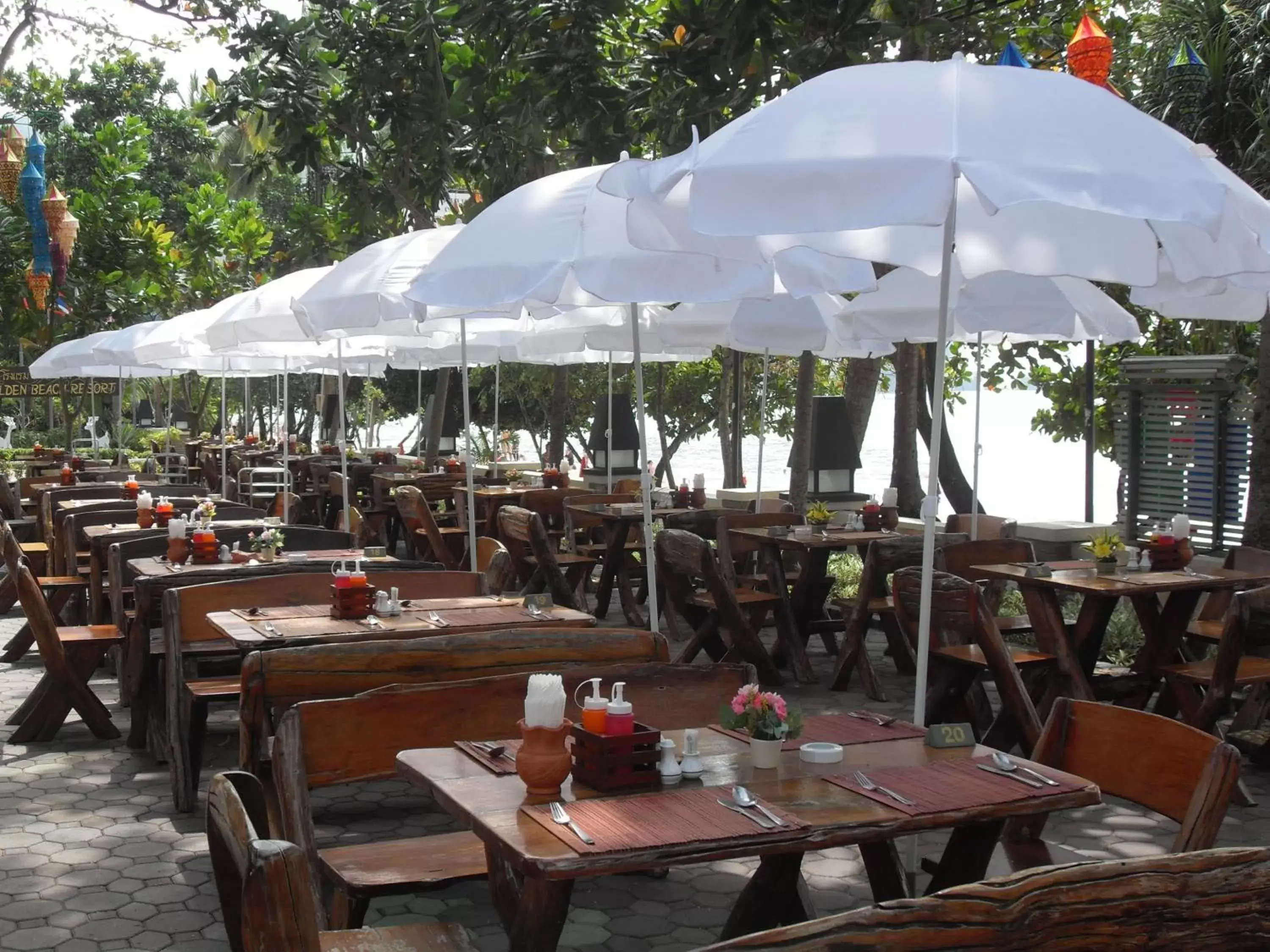 Restaurant/Places to Eat in Golden Beach Resort