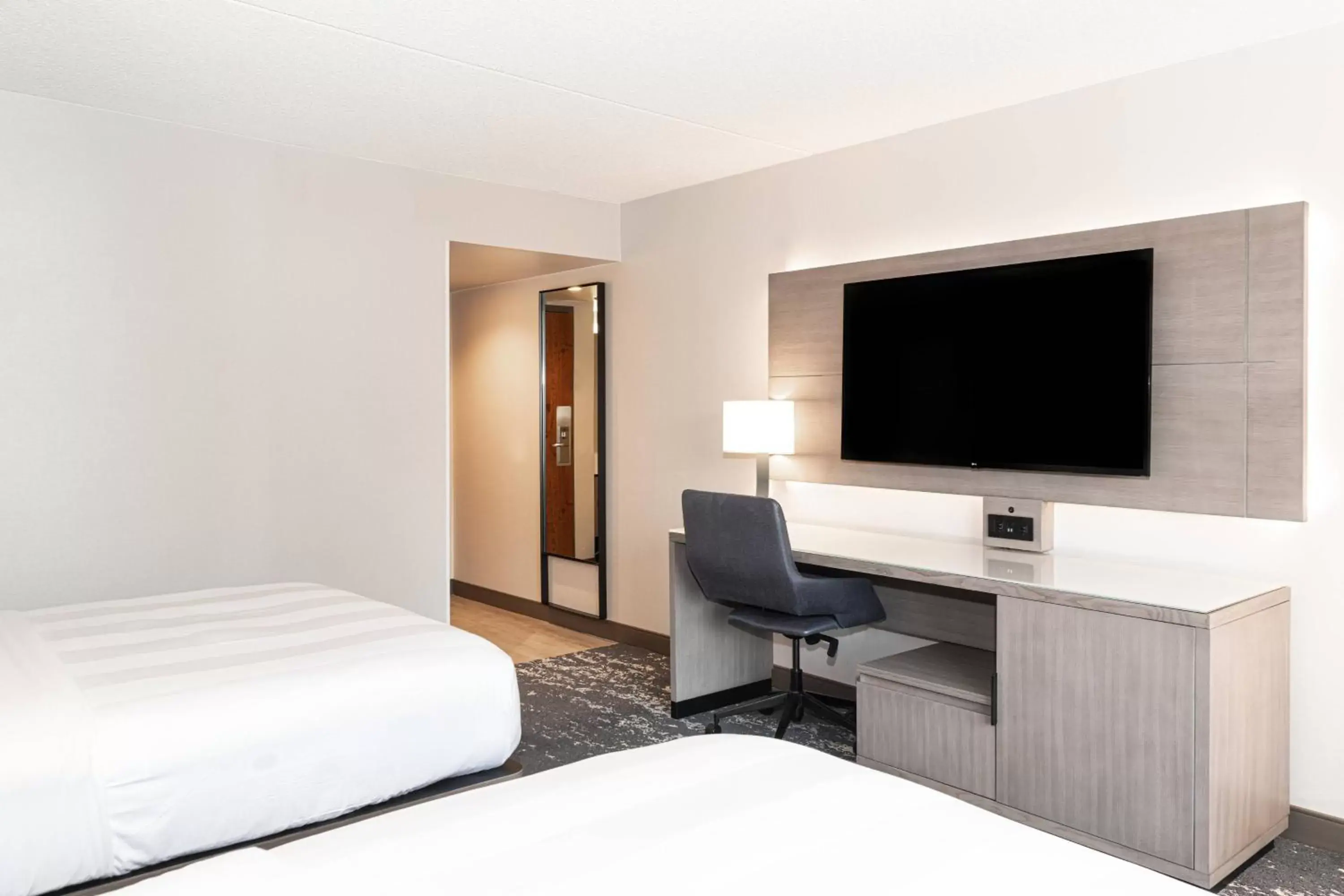 Photo of the whole room, TV/Entertainment Center in Pittsburgh Airport Marriott