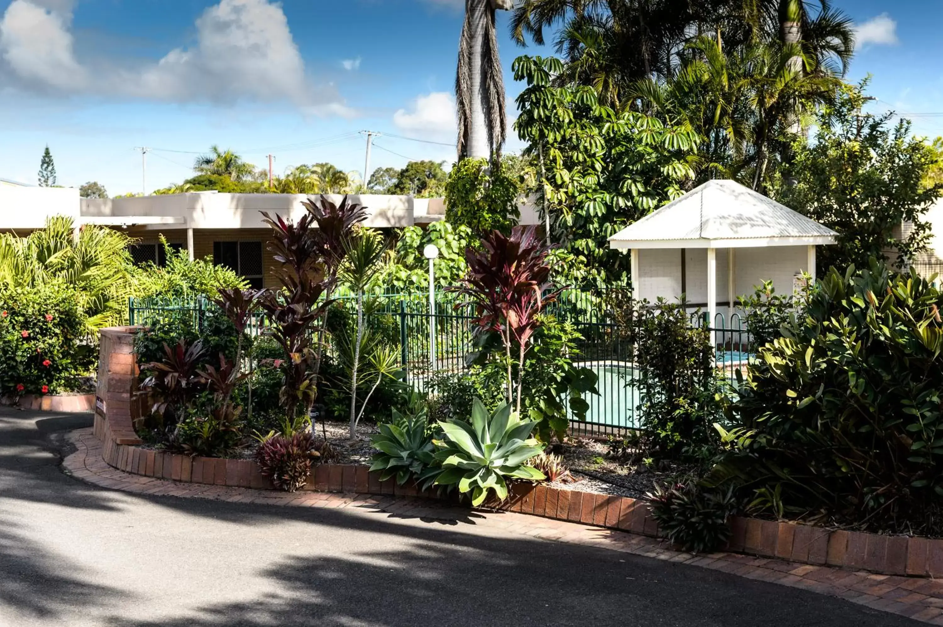 Swimming pool, Property Building in Bundaberg International Motor Inn