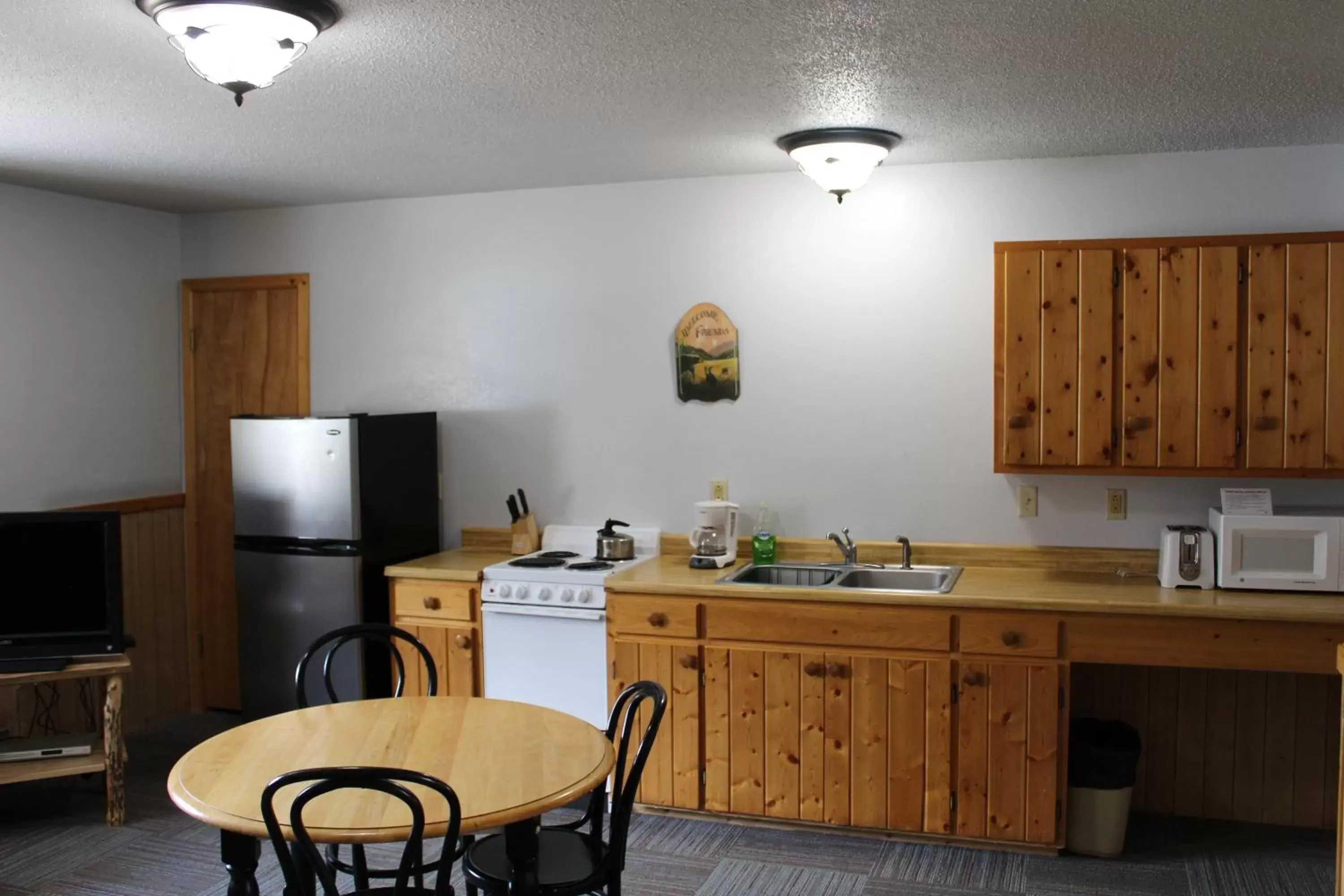 Kitchen or kitchenette, Kitchen/Kitchenette in Alpine Motel of Cooke City