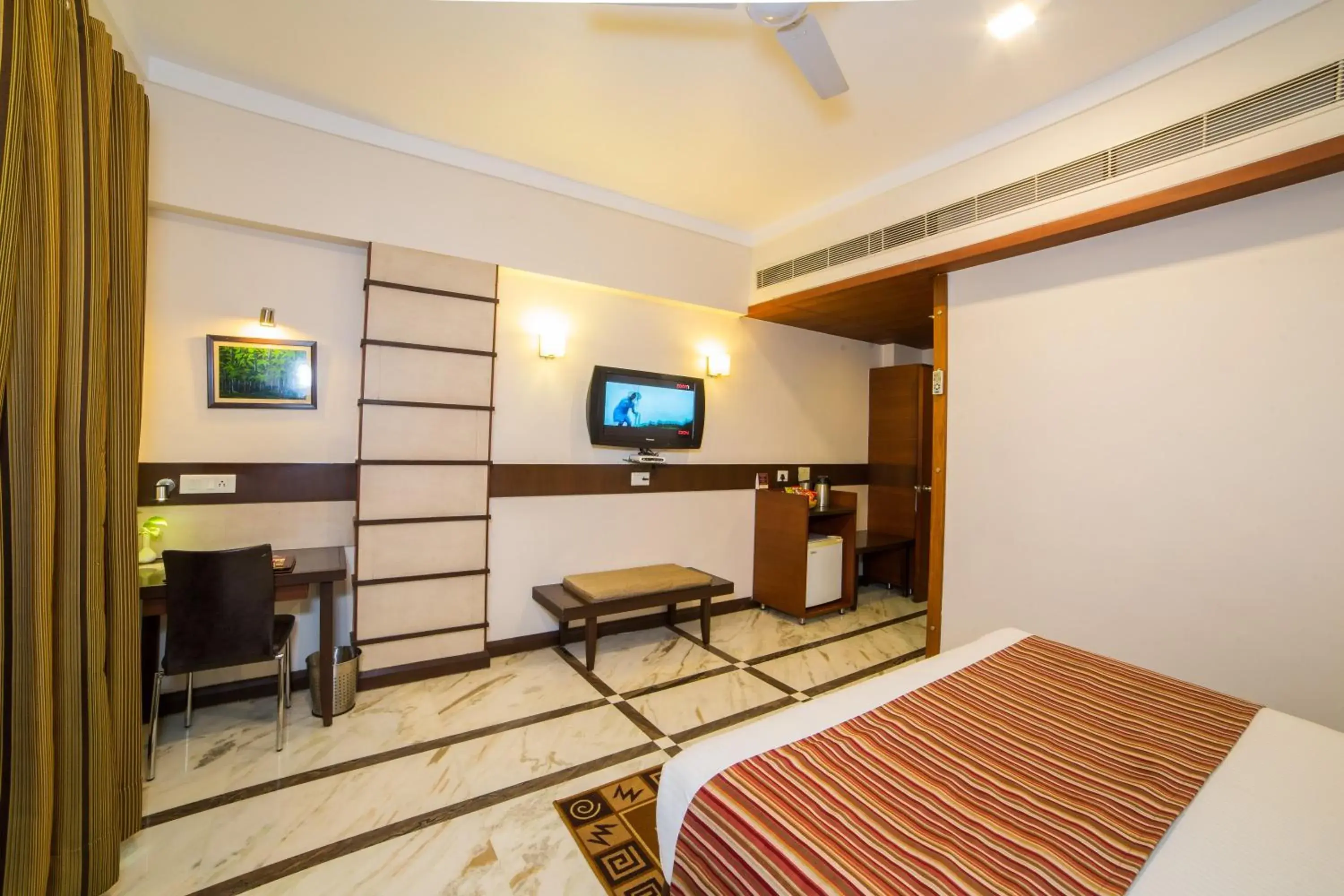 Bedroom, TV/Entertainment Center in Amantra Comfort Hotel