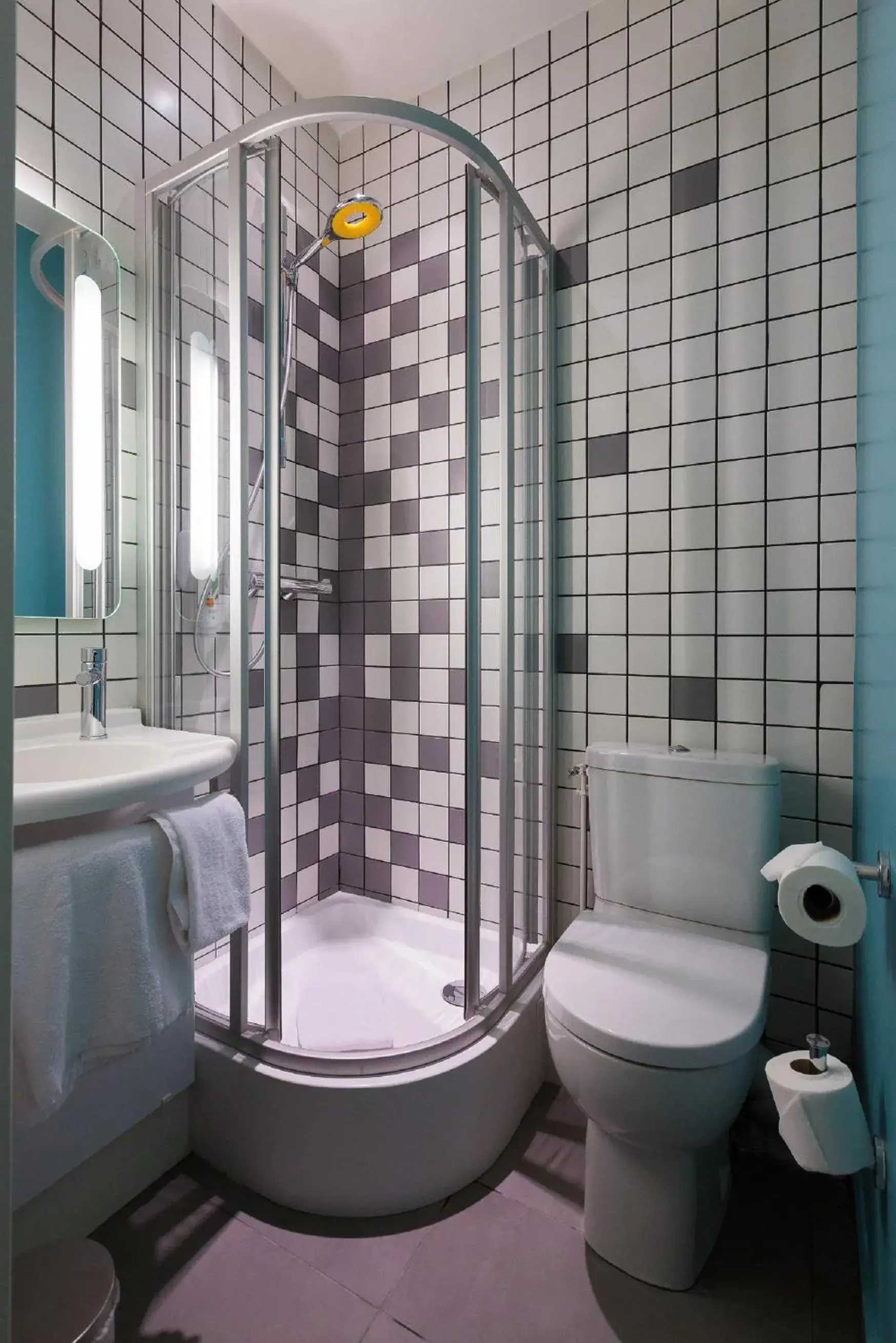 Bathroom in Ibis Styles Paris Place d'Italie - Butte Aux Cailles