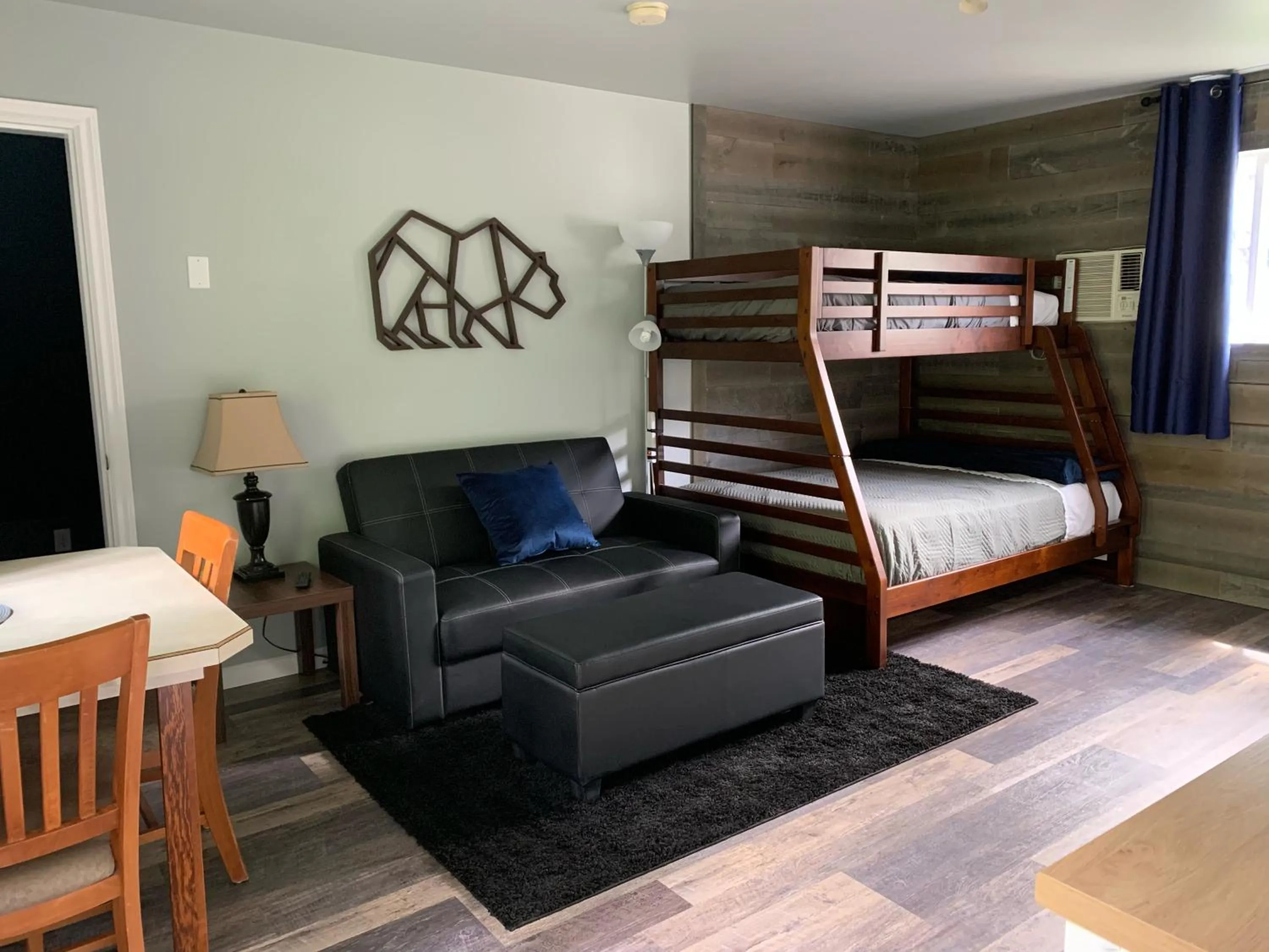 Photo of the whole room in Peaks Lodge