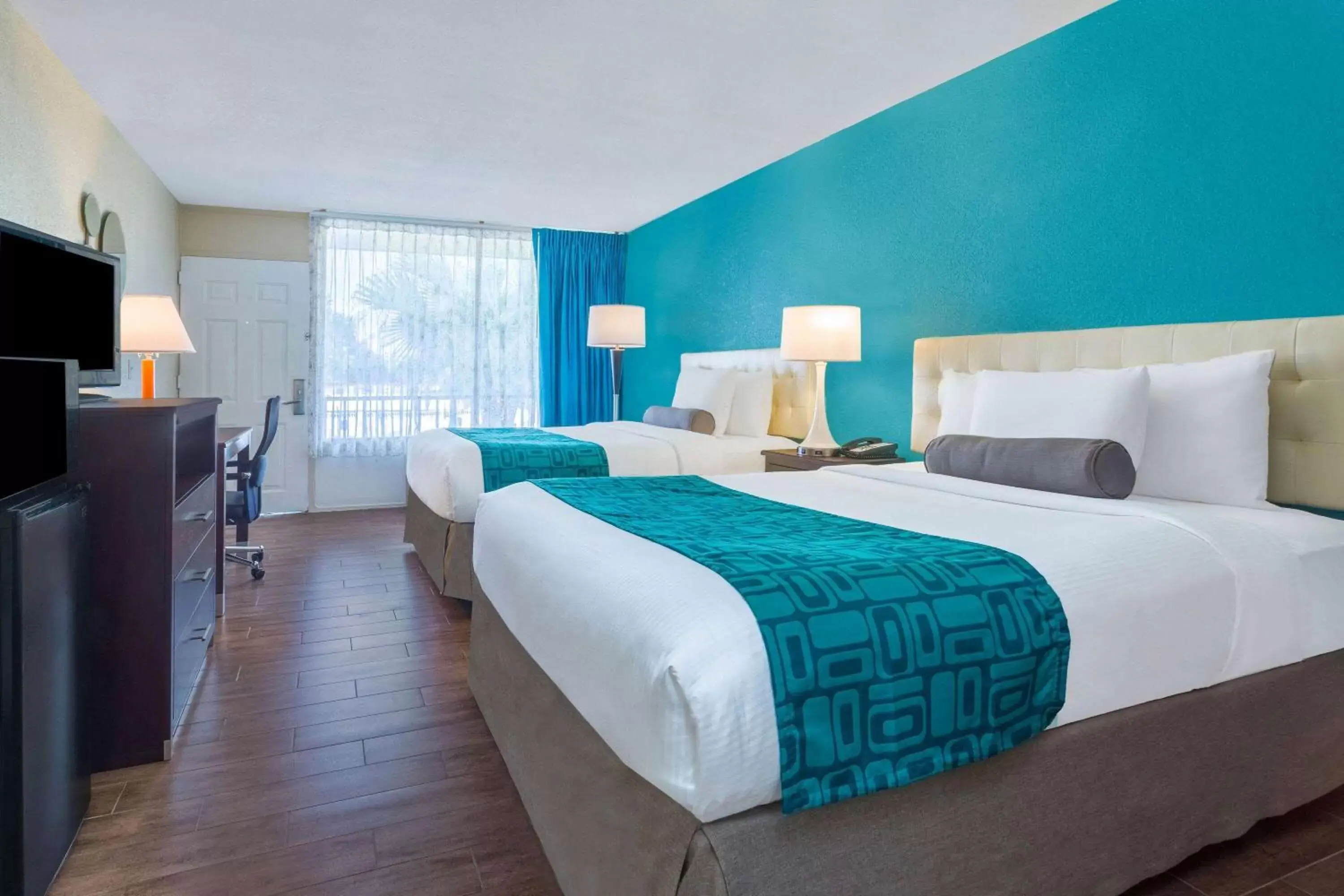 Photo of the whole room, Bed in Howard Johnson by Wyndham Lakeland