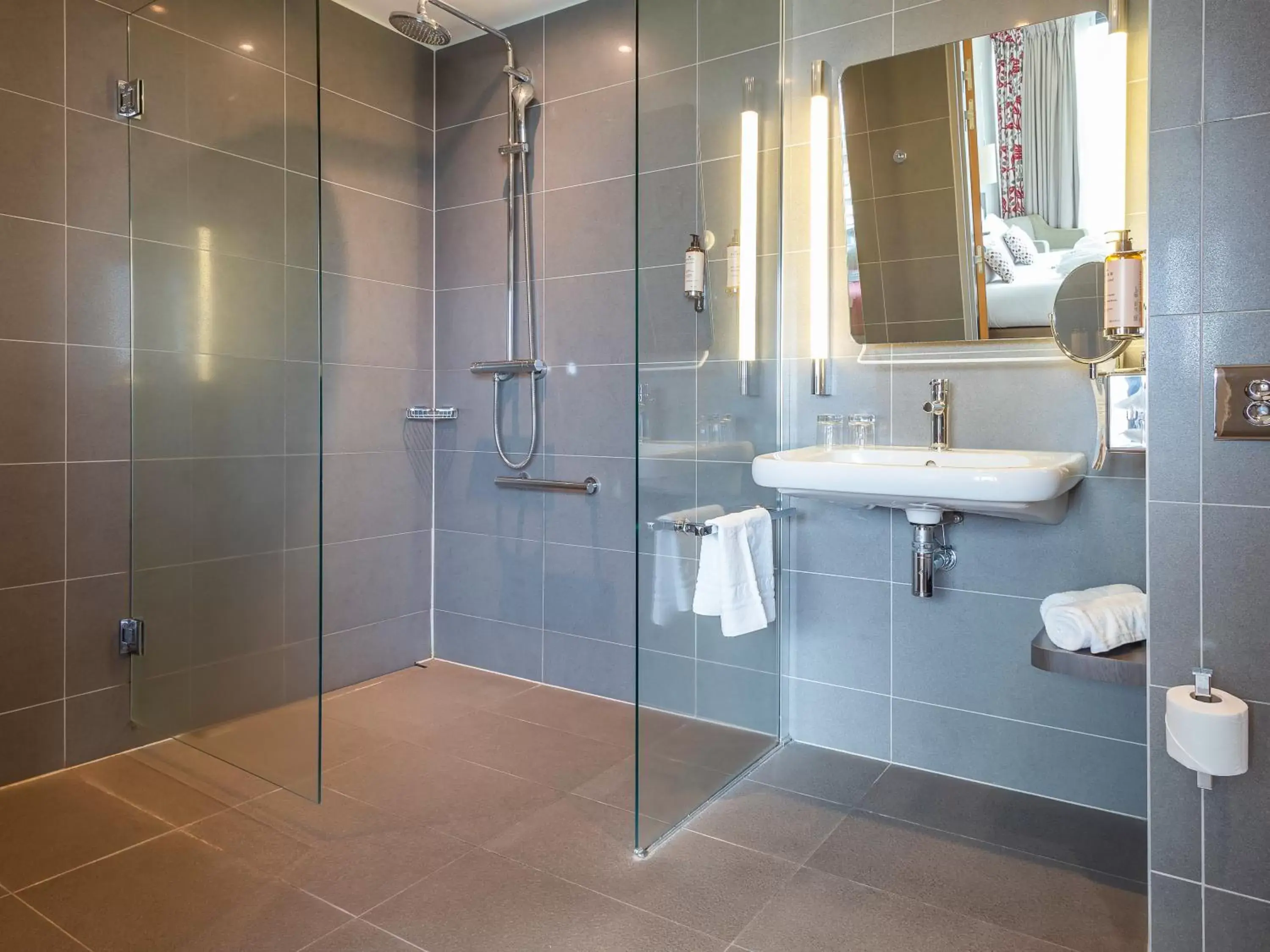 Shower, Bathroom in Mercure Clermont Ferrand centre Jaude