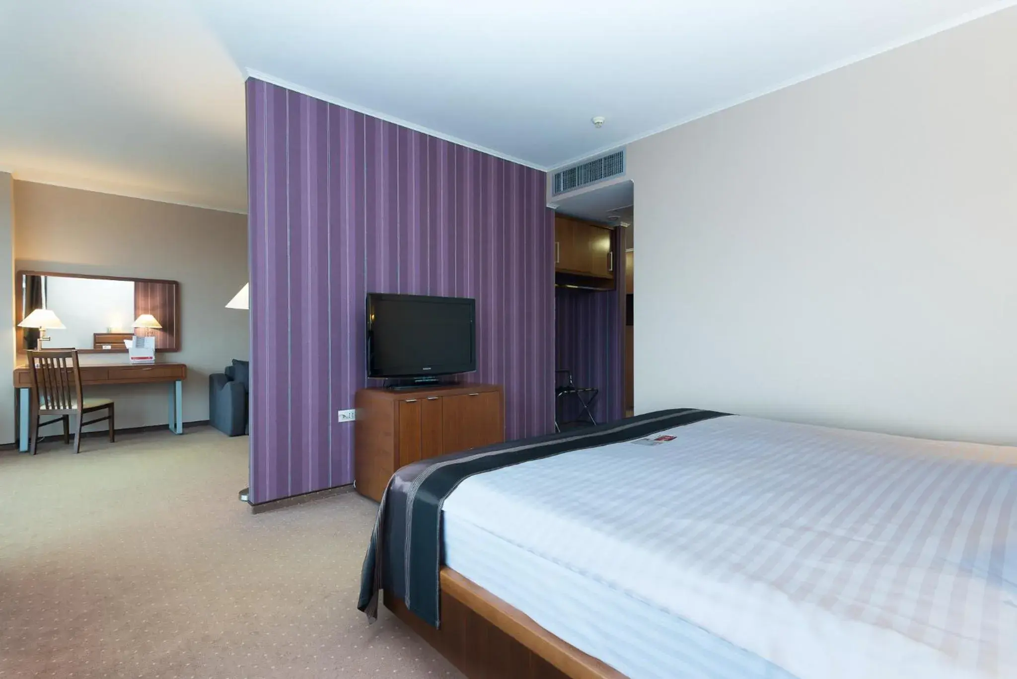 Bedroom, Bed in Ramada Hotel Cluj