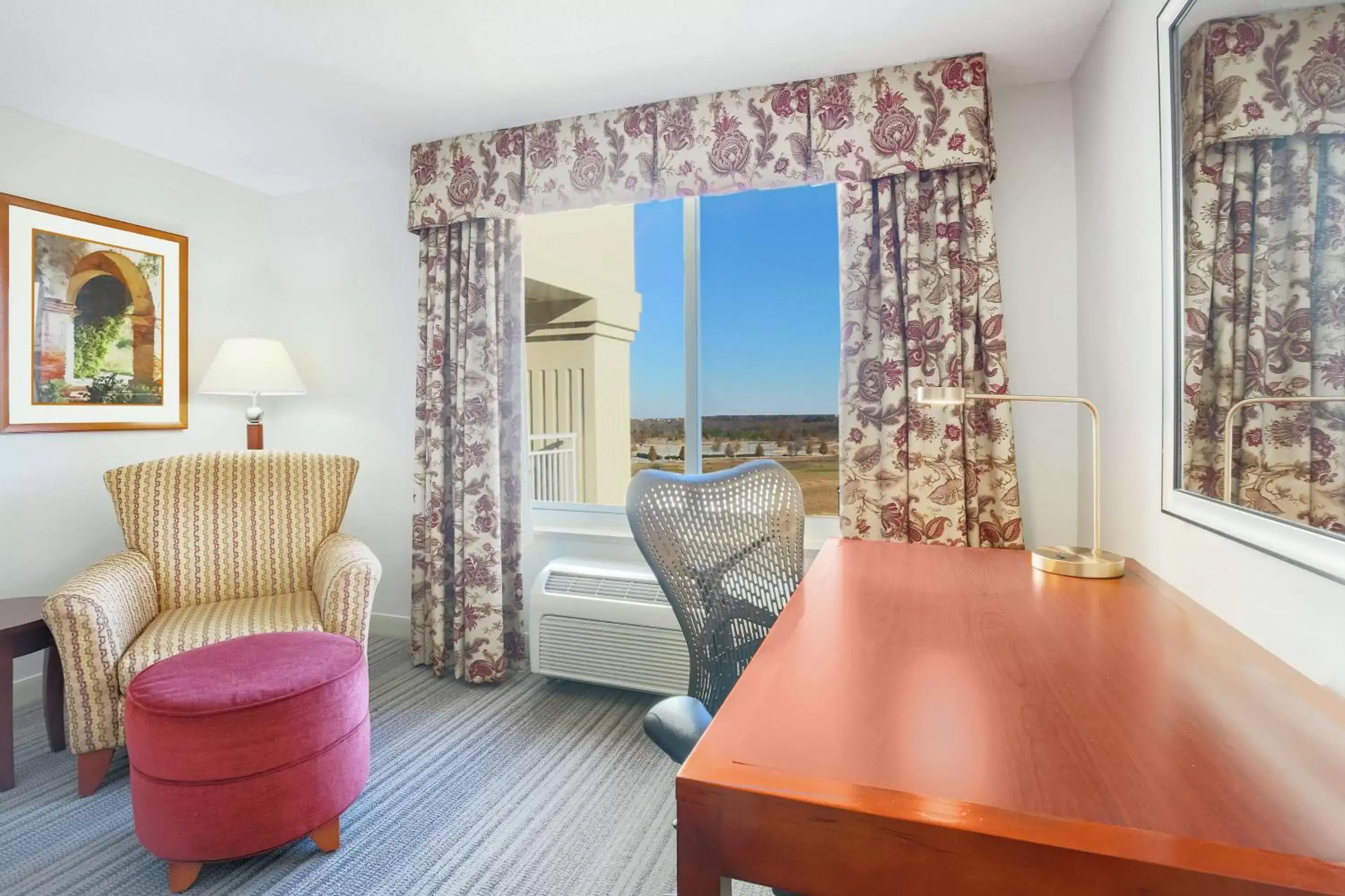 Bedroom, Seating Area in Hilton Garden Inn Roanoke Rapids / Carolina Crossroads