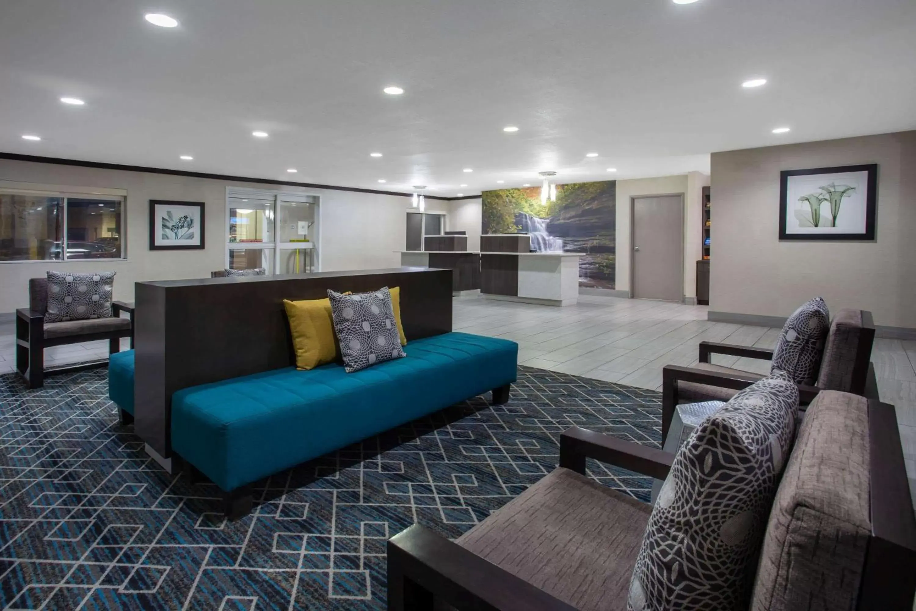Lobby or reception, Seating Area in La Quinta Inn by Wyndham Peru Starved Rock State Park