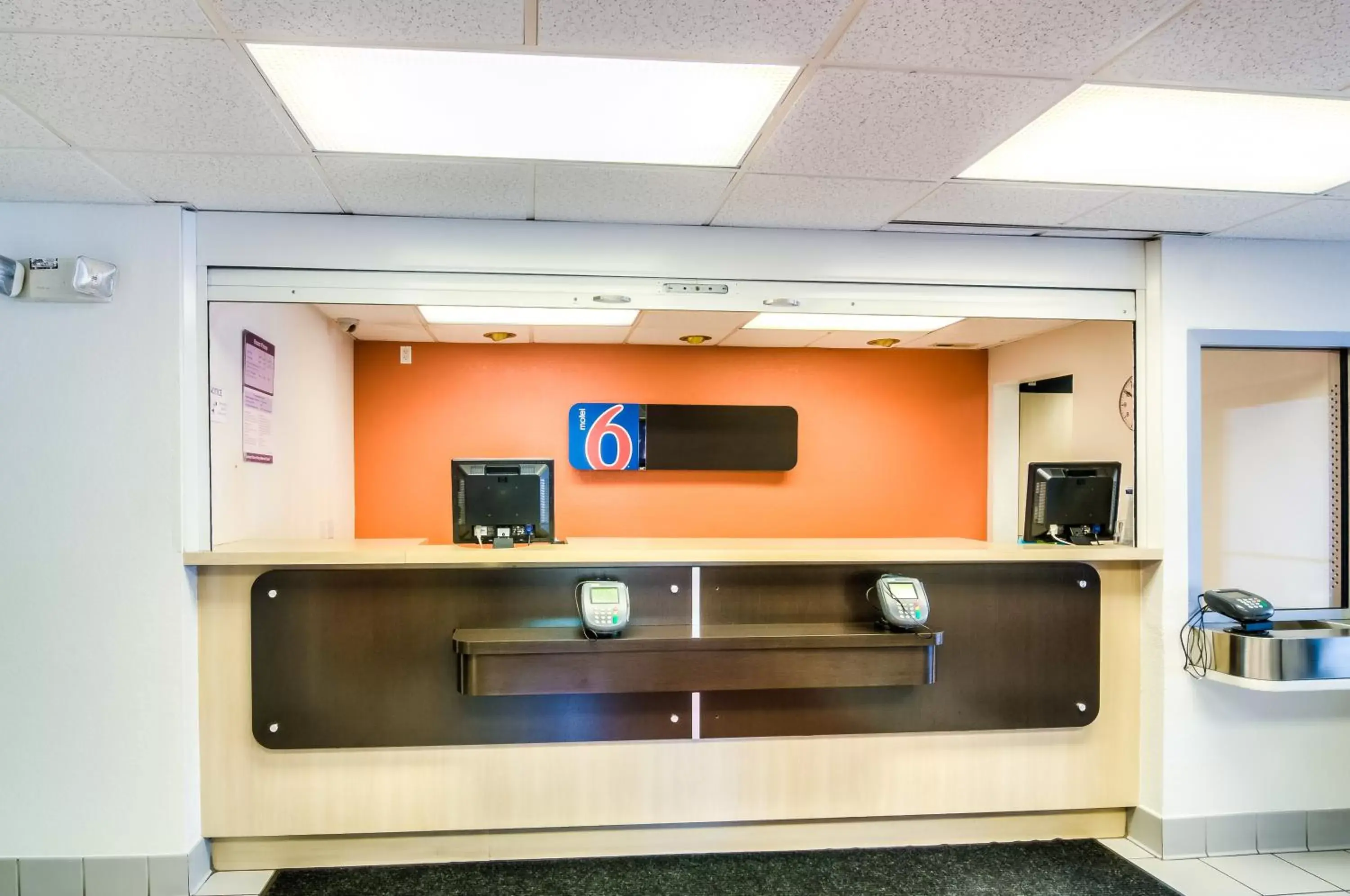 Lobby or reception, Lobby/Reception in Motel 6-Arlington Heights, IL - Chicago North Central