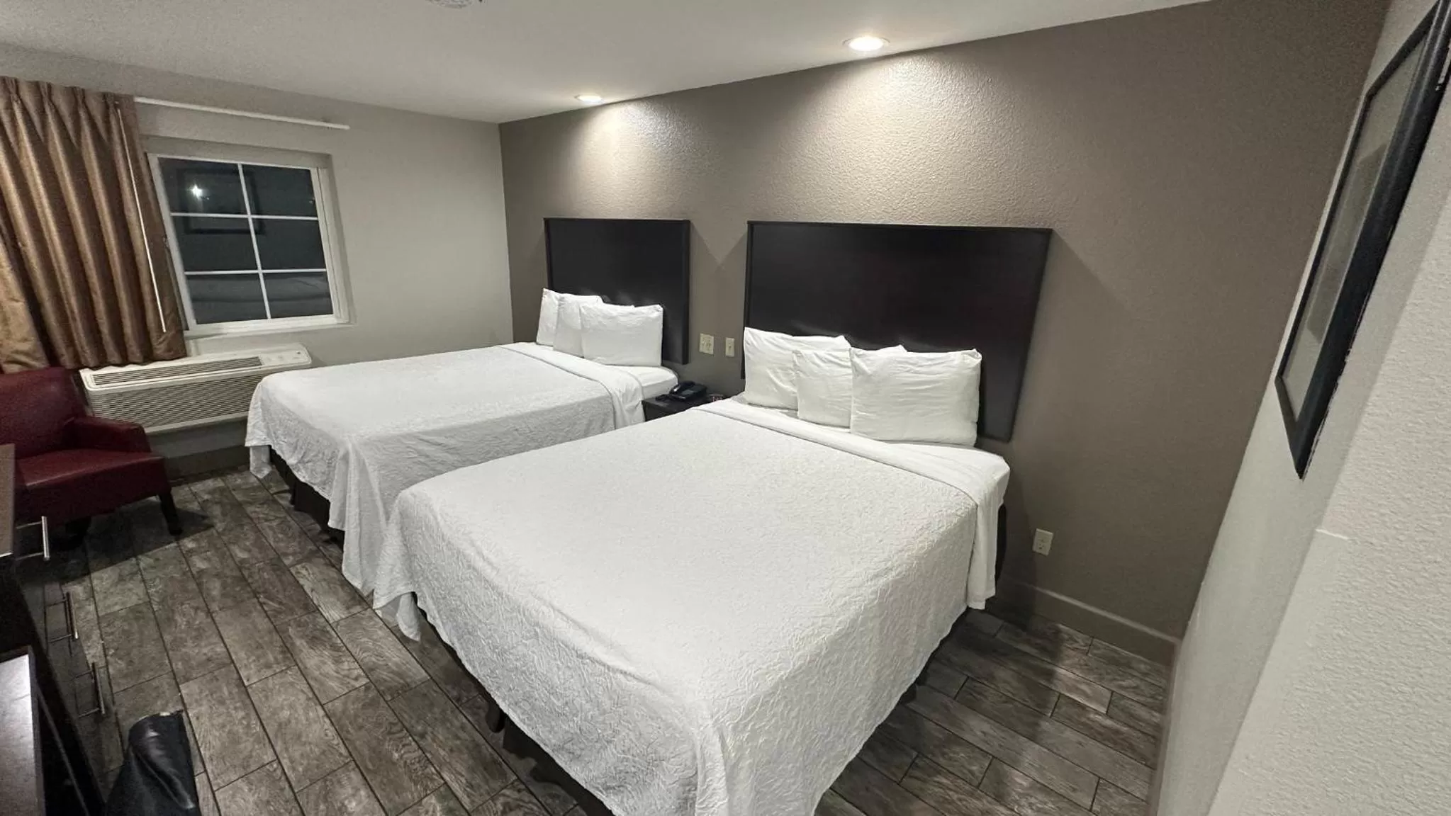 Bedroom, Bed in Red Roof Inn Hayward