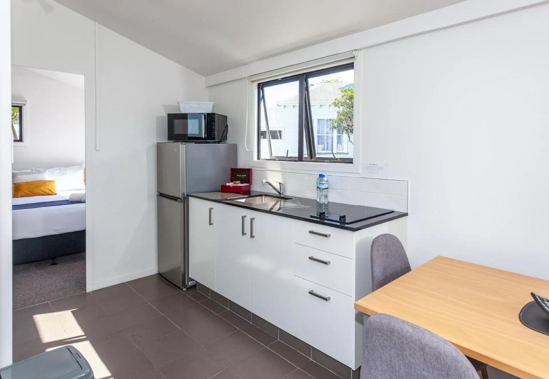 Kitchen or kitchenette, Bed in Tidewater Motel & Tourist Park