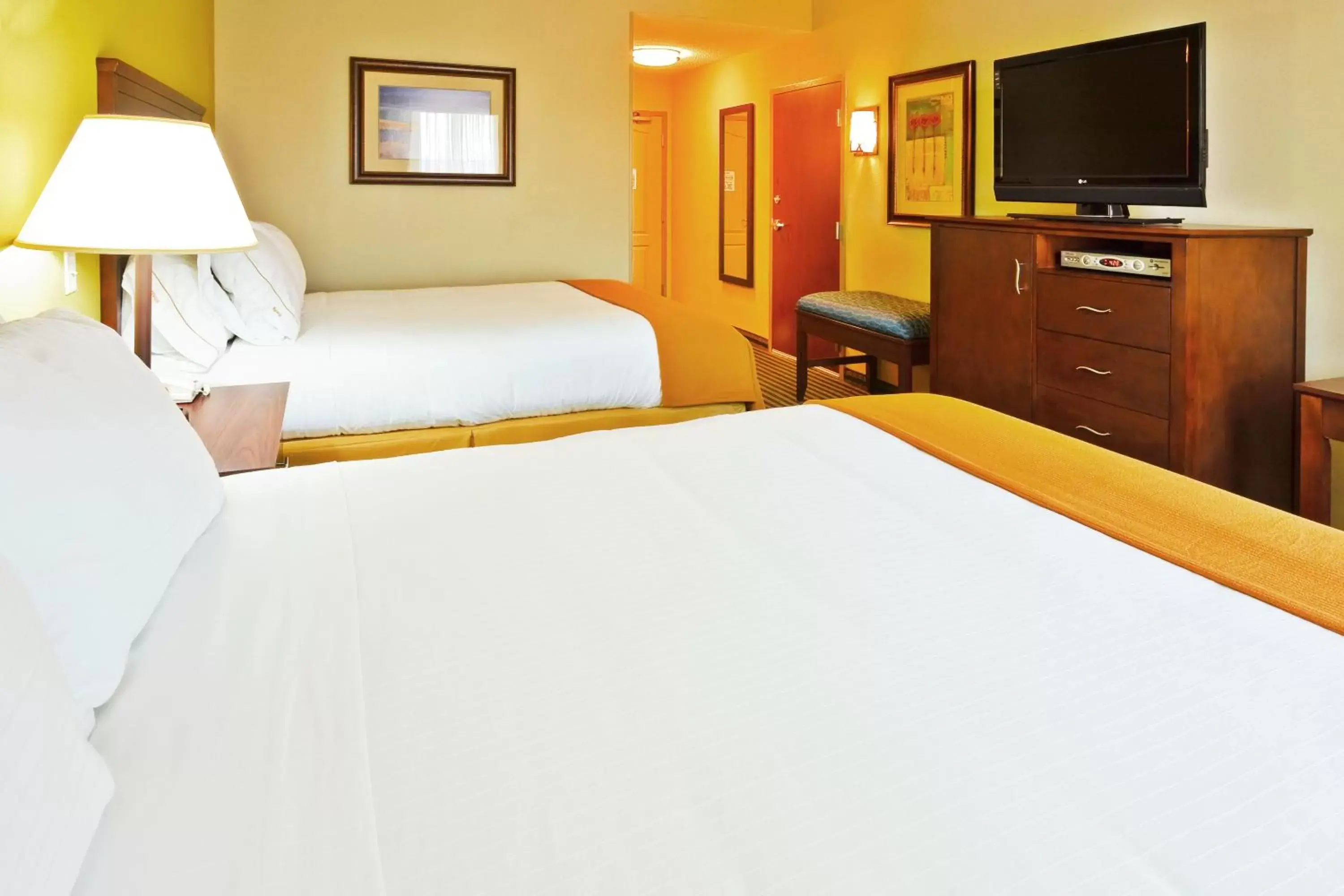 Photo of the whole room, Bed in Holiday Inn Express Hotel & Suites Ooltewah Springs - Chattanooga, an IHG Hotel