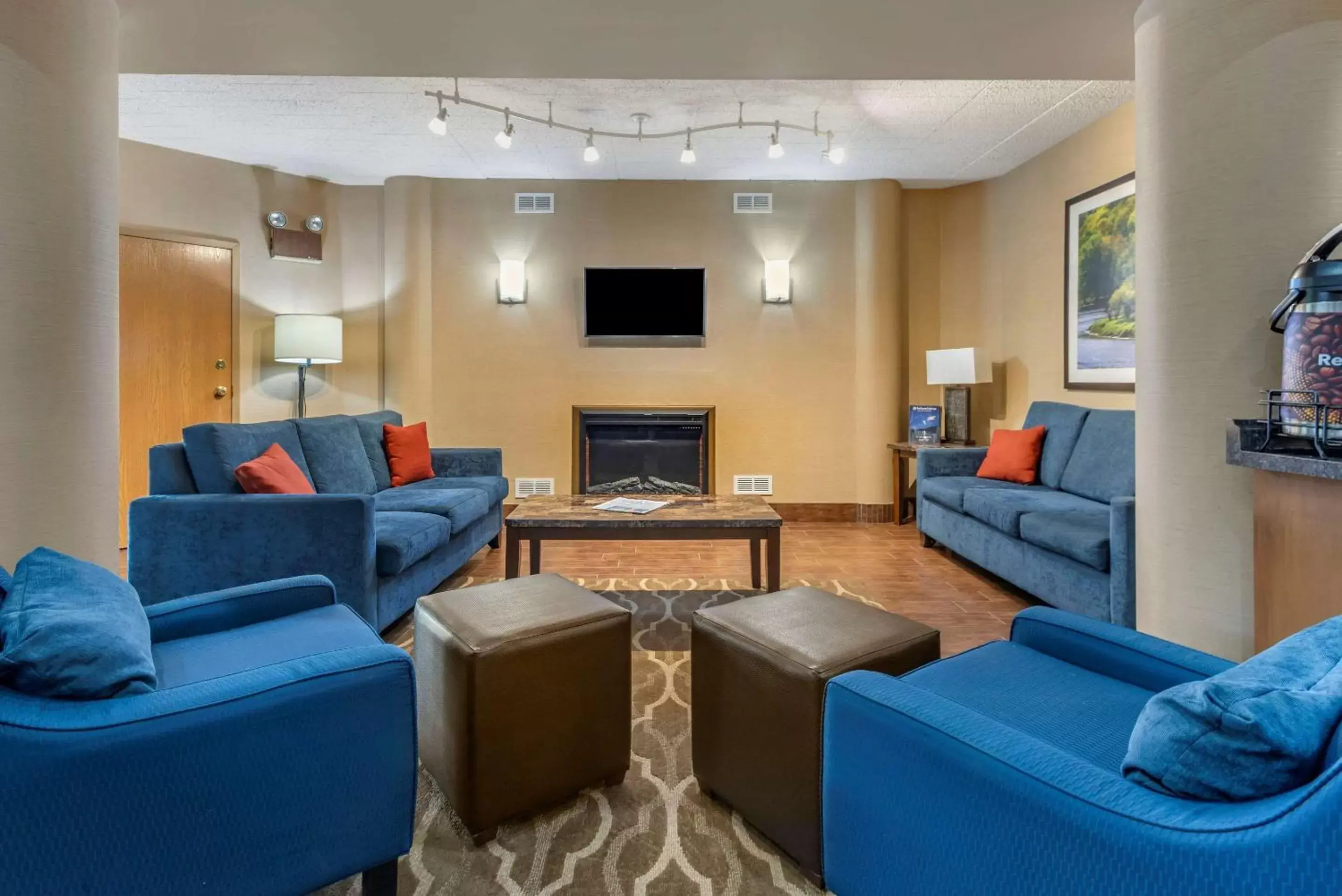 Lobby or reception, Seating Area in Comfort Inn West Hazleton