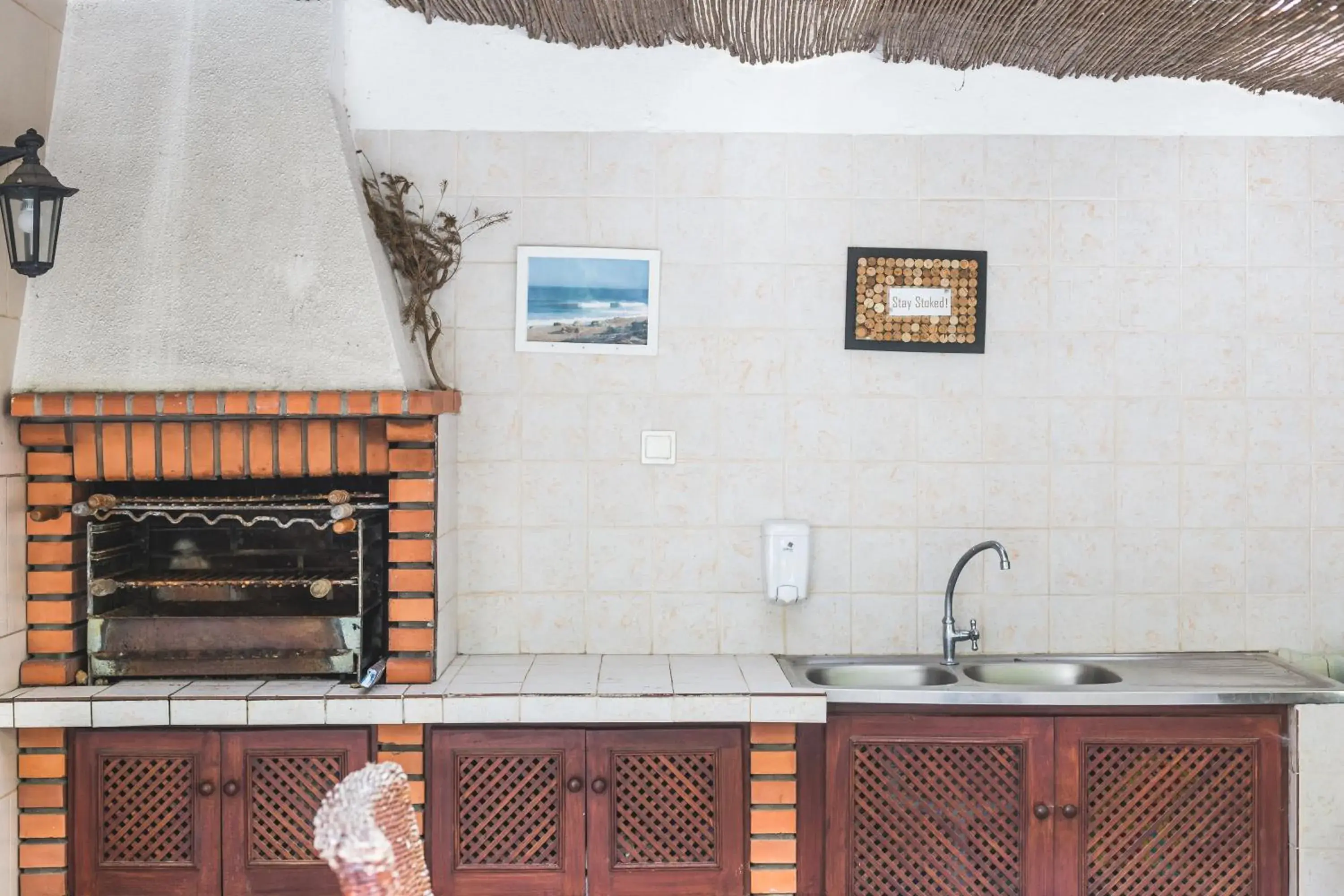 BBQ facilities, Kitchen/Kitchenette in Ericeira Chill Hill Hostel & Private Rooms