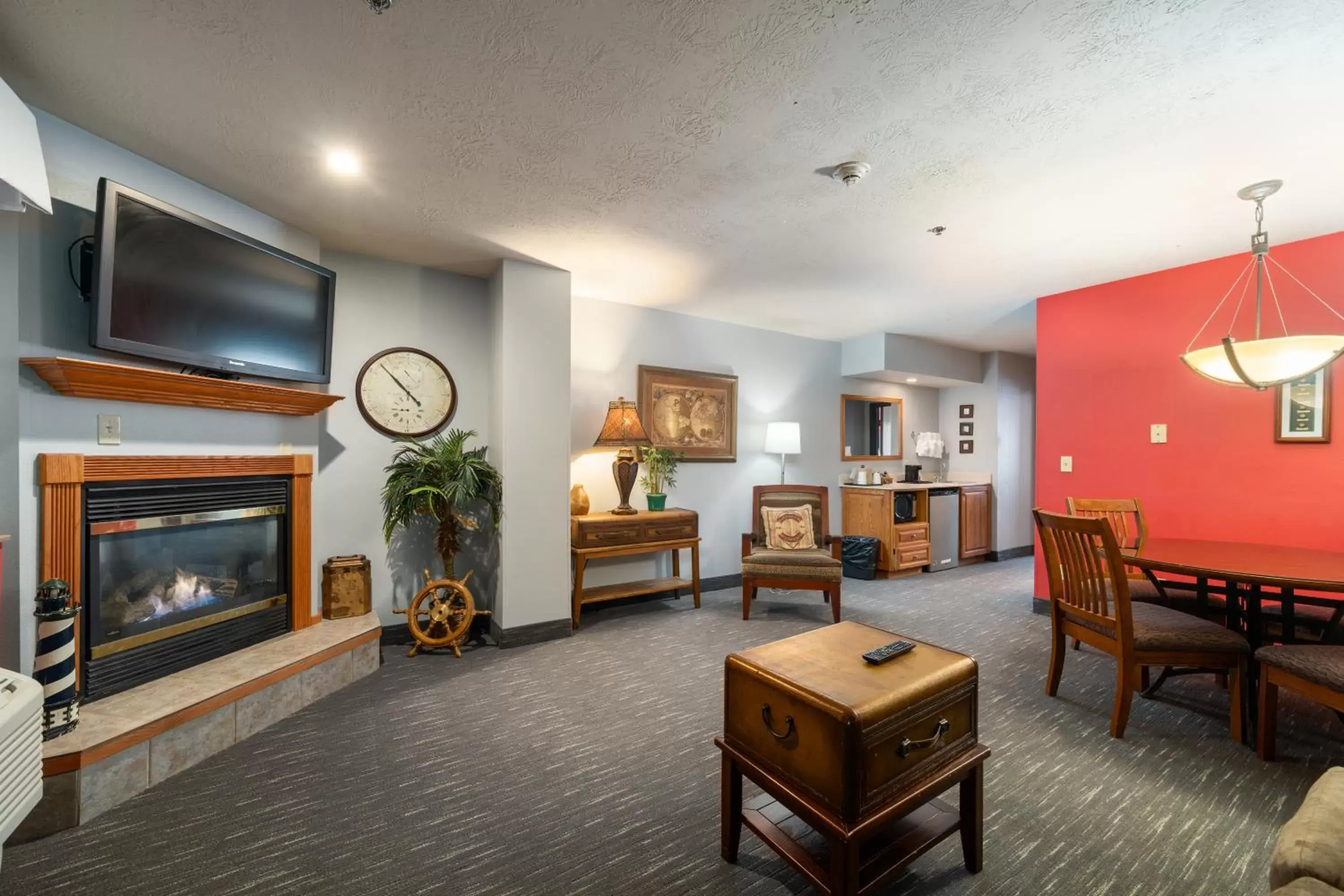 Living room, Seating Area in Ramada by Wyndham Sioux Falls Airport - Waterpark Resort & Event Center