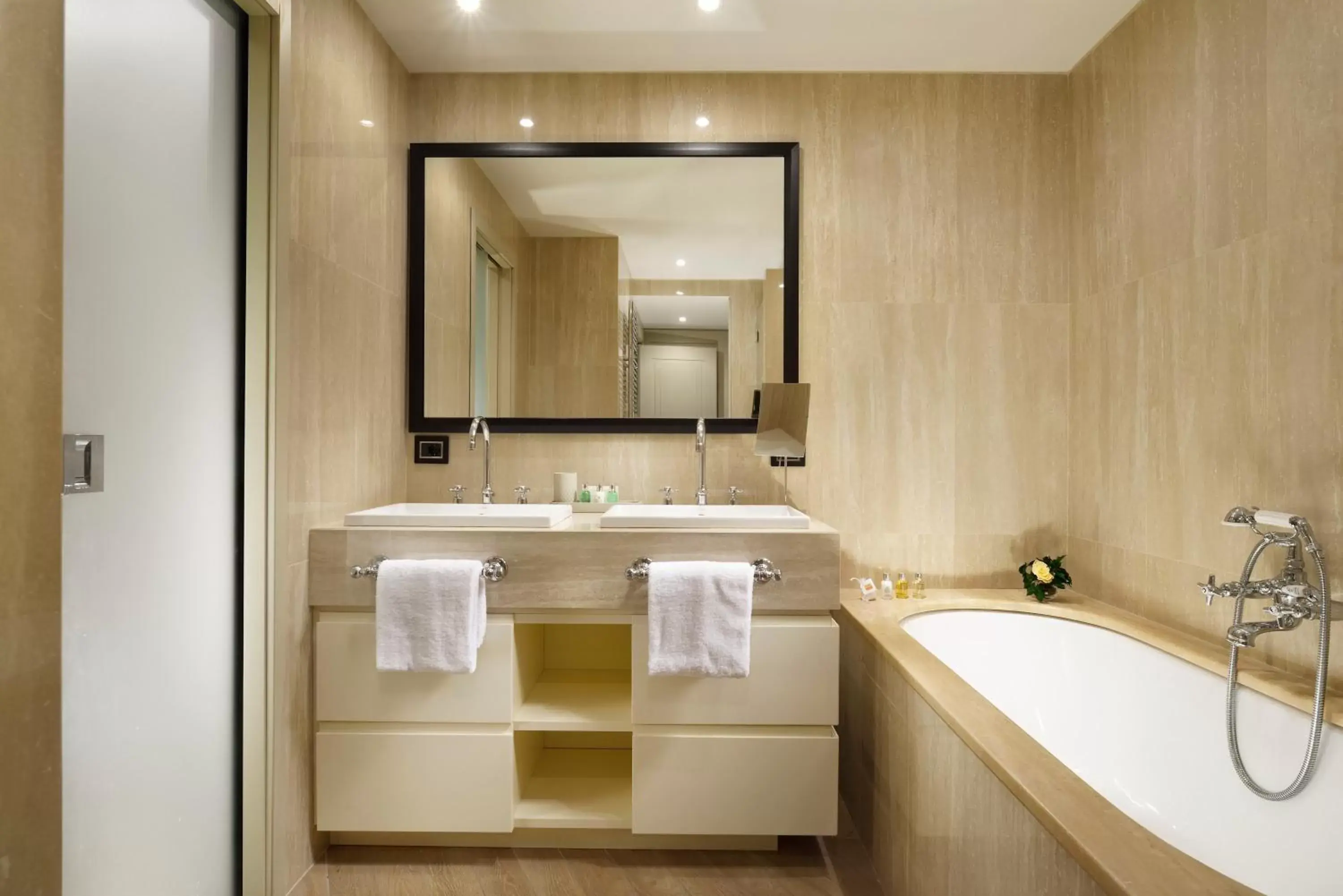 Bathroom in Margutta 54 Luxury Suites