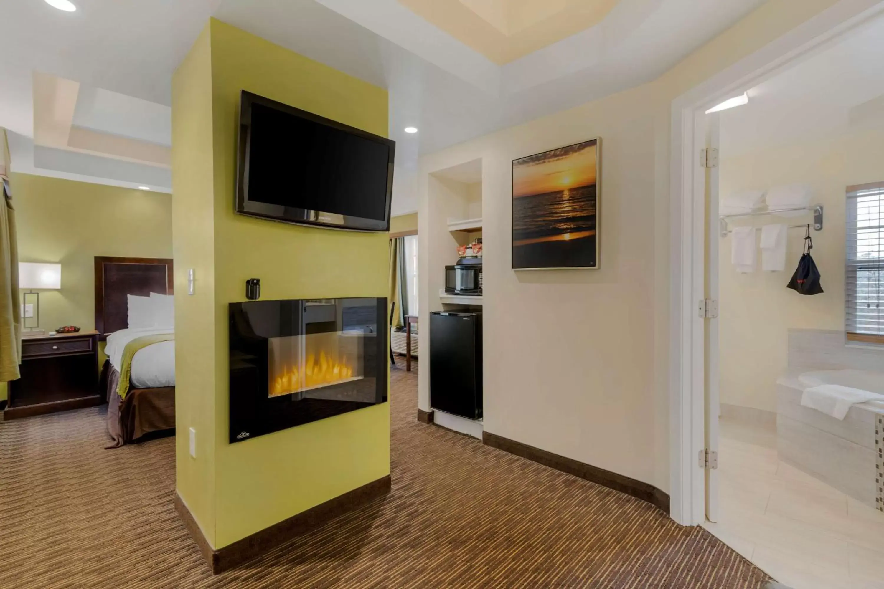 Bedroom, TV/Entertainment Center in Best Western Plus Cold Spring