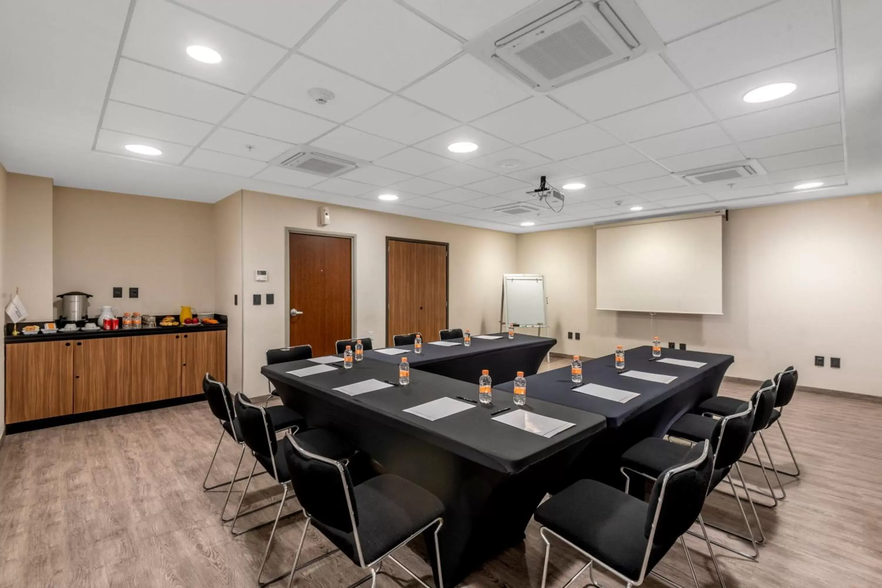 Meeting/conference room in City Express Plus by Marriott Guadalajara Palomar