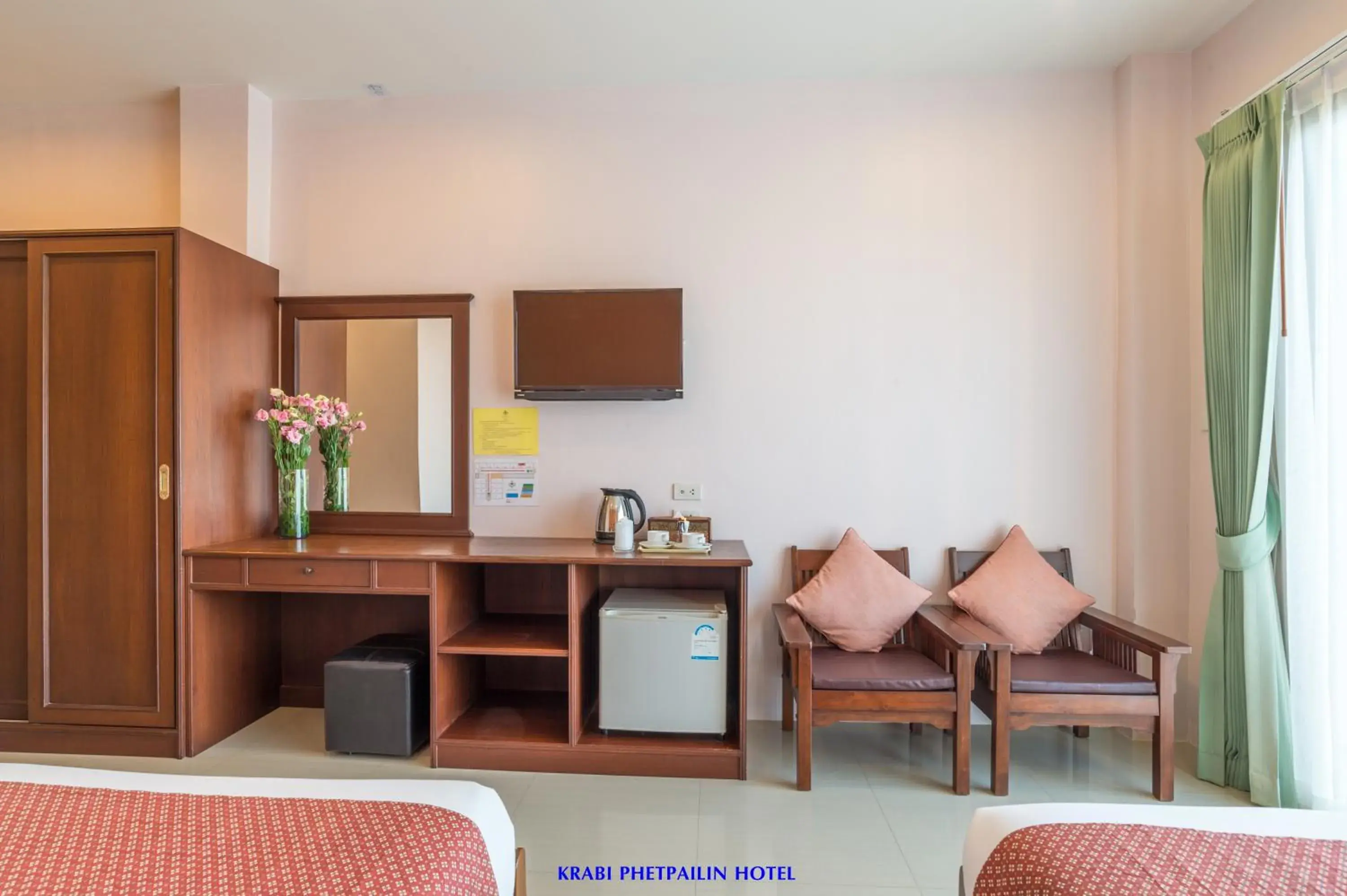 Bed, Seating Area in Krabi Phetpailin Hotel