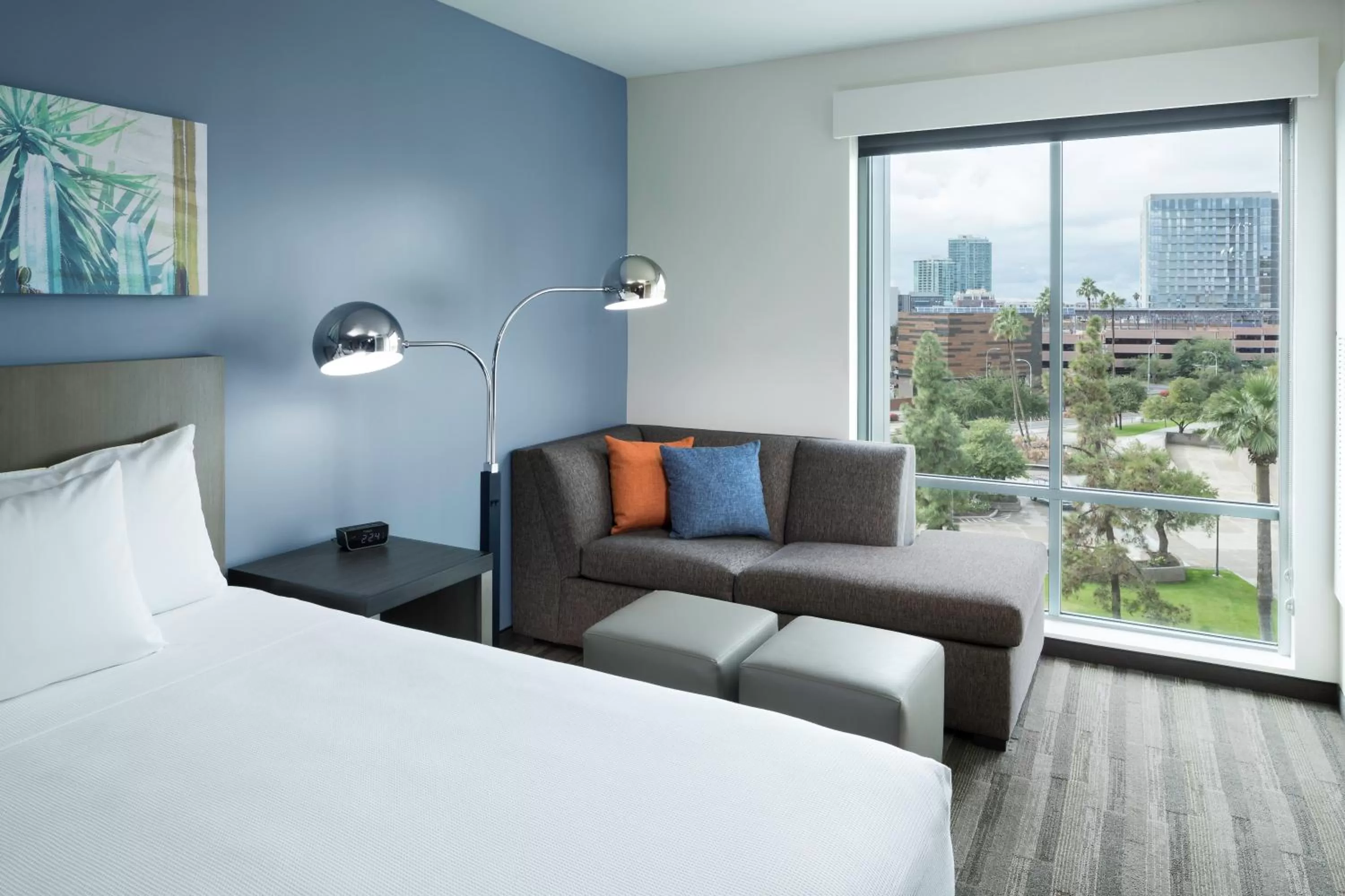 Living room, Bed in Hyatt House Tempe Phoenix University