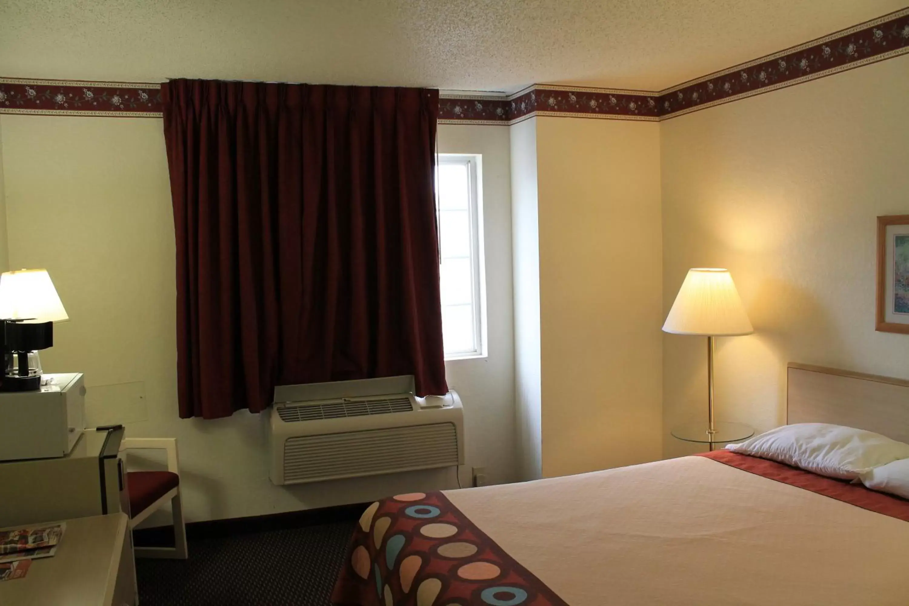 Photo of the whole room, Bed in Super 8 by Wyndham San Antonio/Fiesta