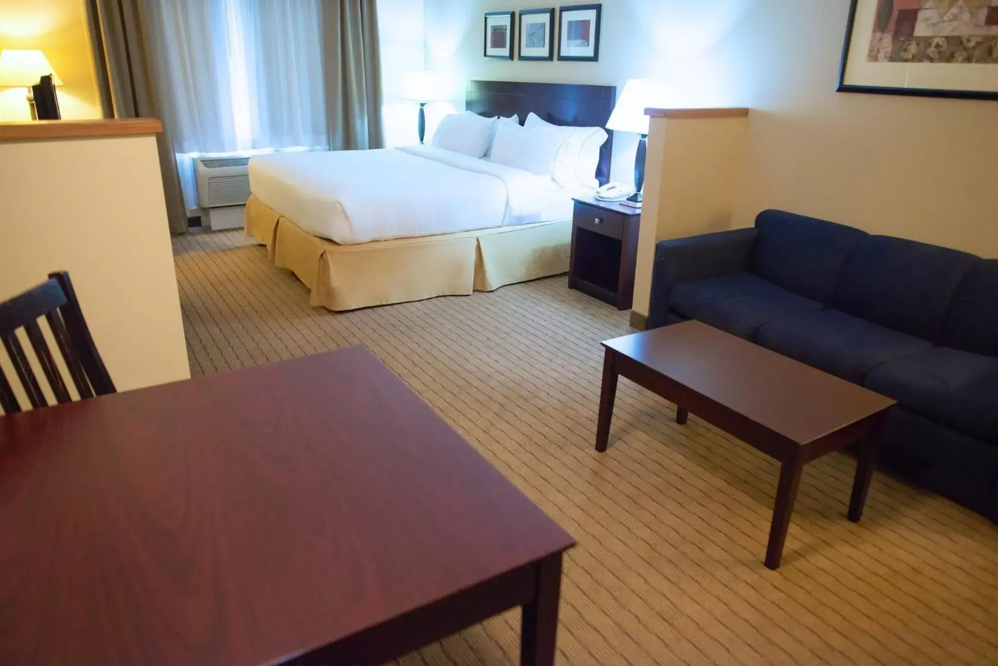 Photo of the whole room, Bed in Holiday Inn Express Devils Lake, an IHG Hotel