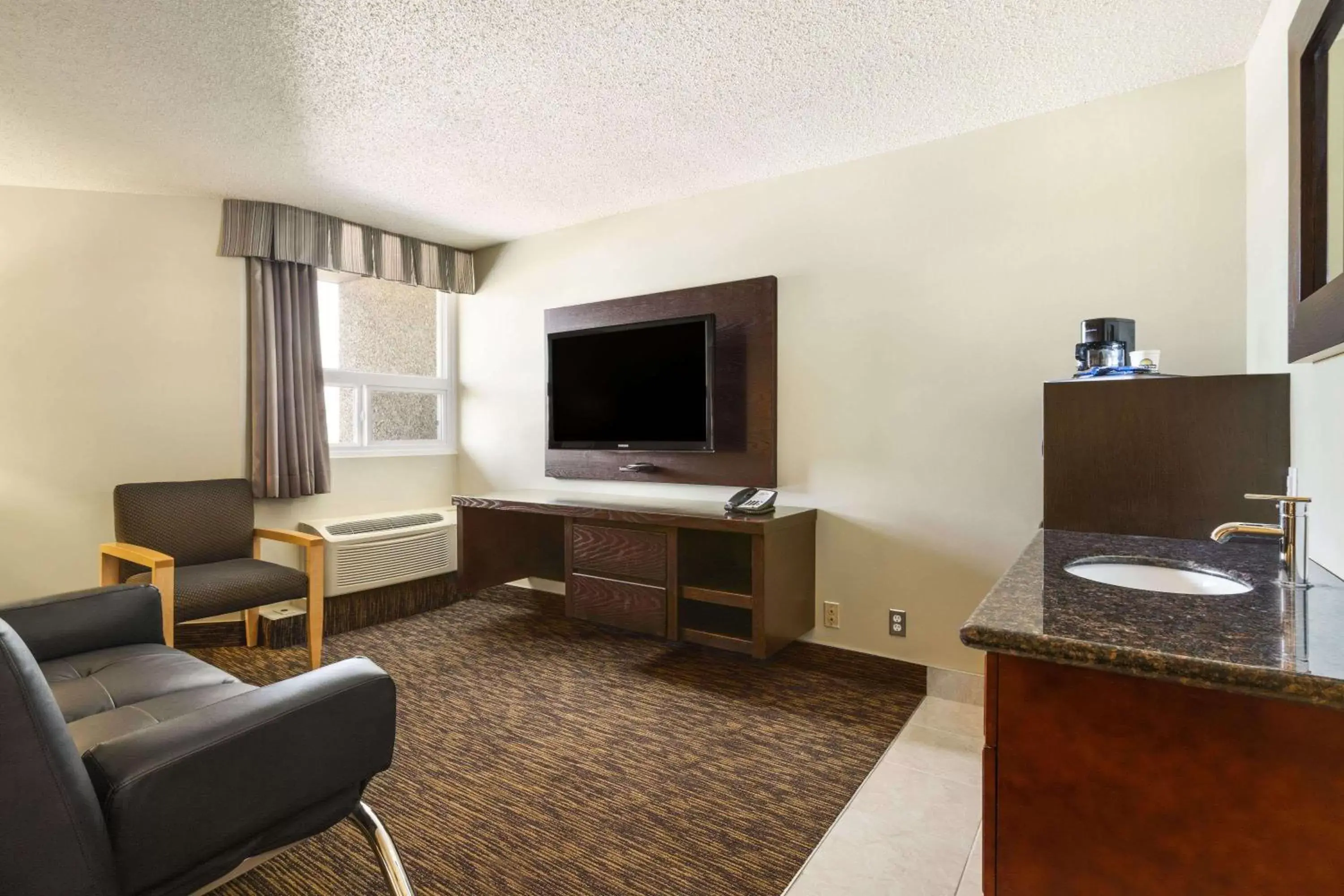 Photo of the whole room, TV/Entertainment Center in Days Inn by Wyndham Vermilion