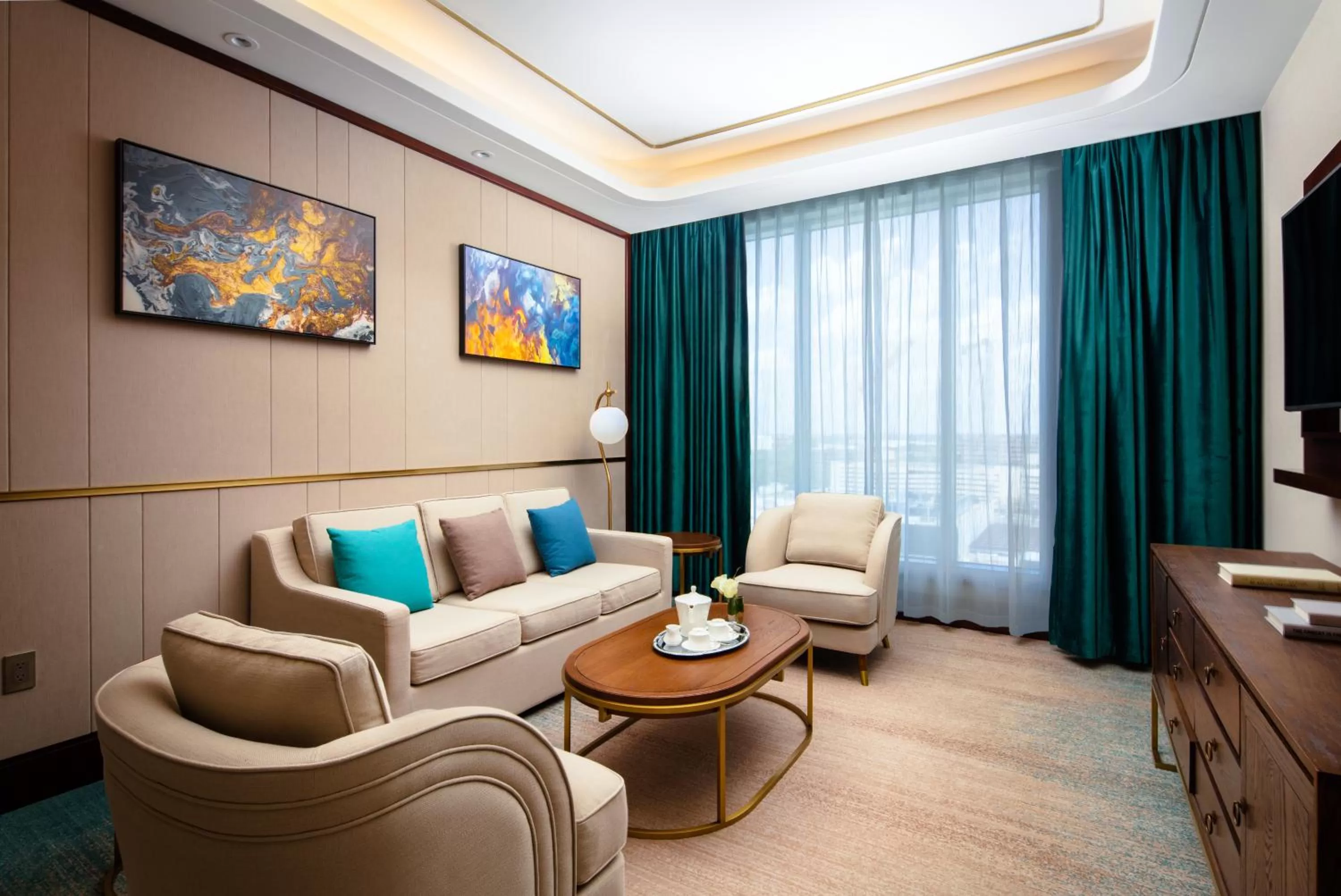 Seating area in Blossom Hotel Houston, Curio Collection by Hilton