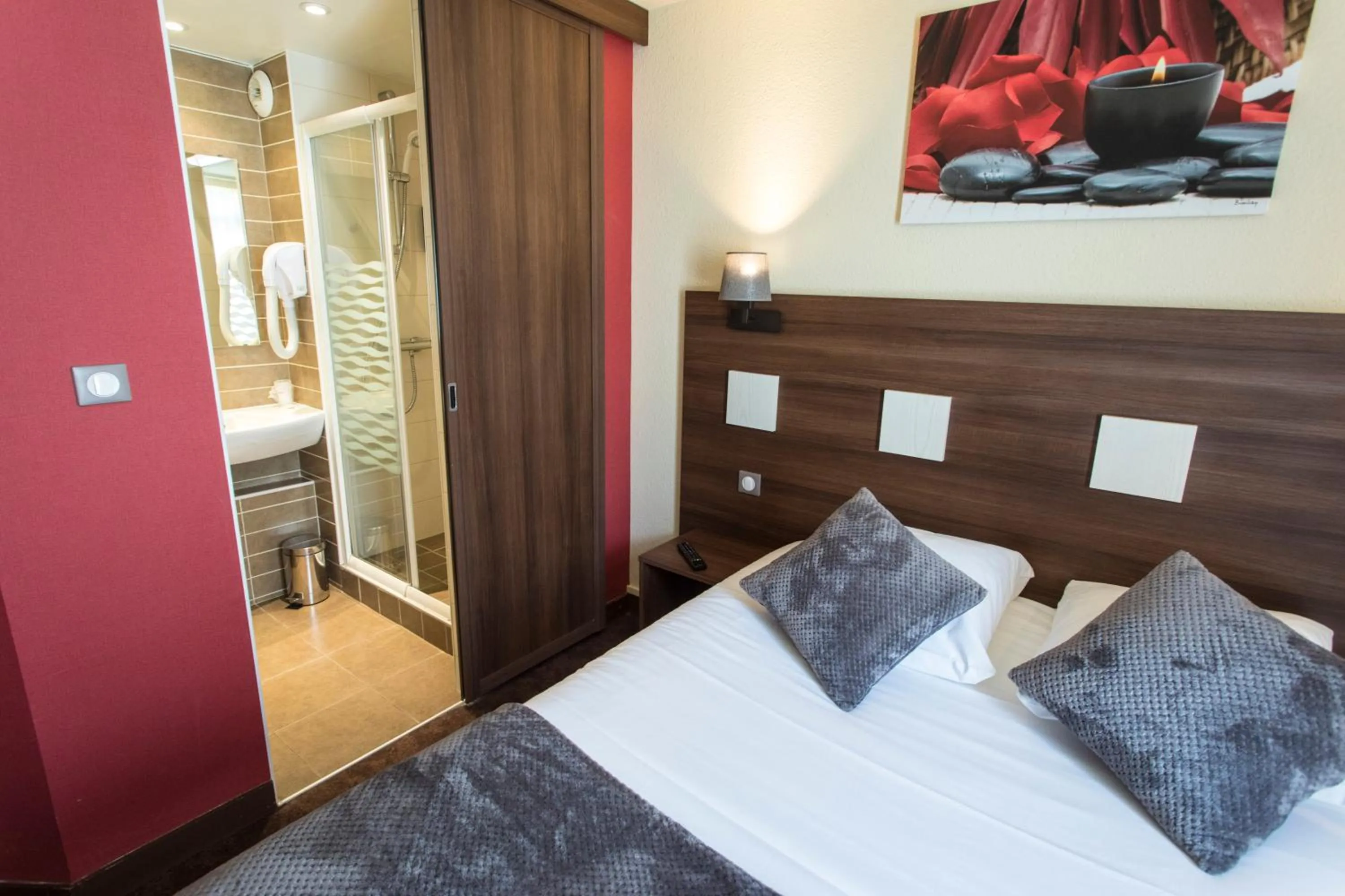 Photo of the whole room, Bed in Contact Hotel Atoll