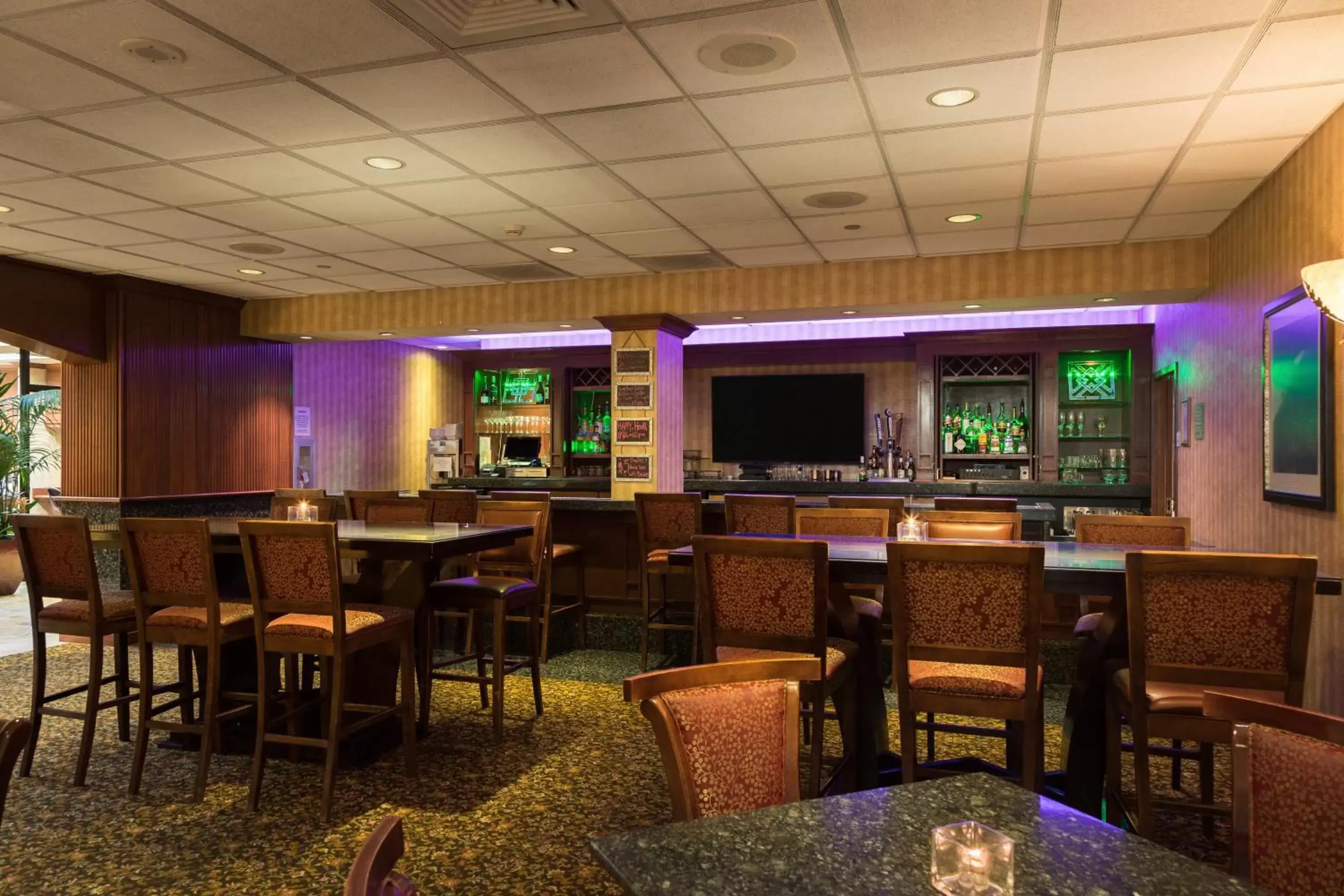 Lounge or bar, Restaurant/Places to Eat in Holiday Inn Sacramento Downtown-Arena, an IHG Hotel