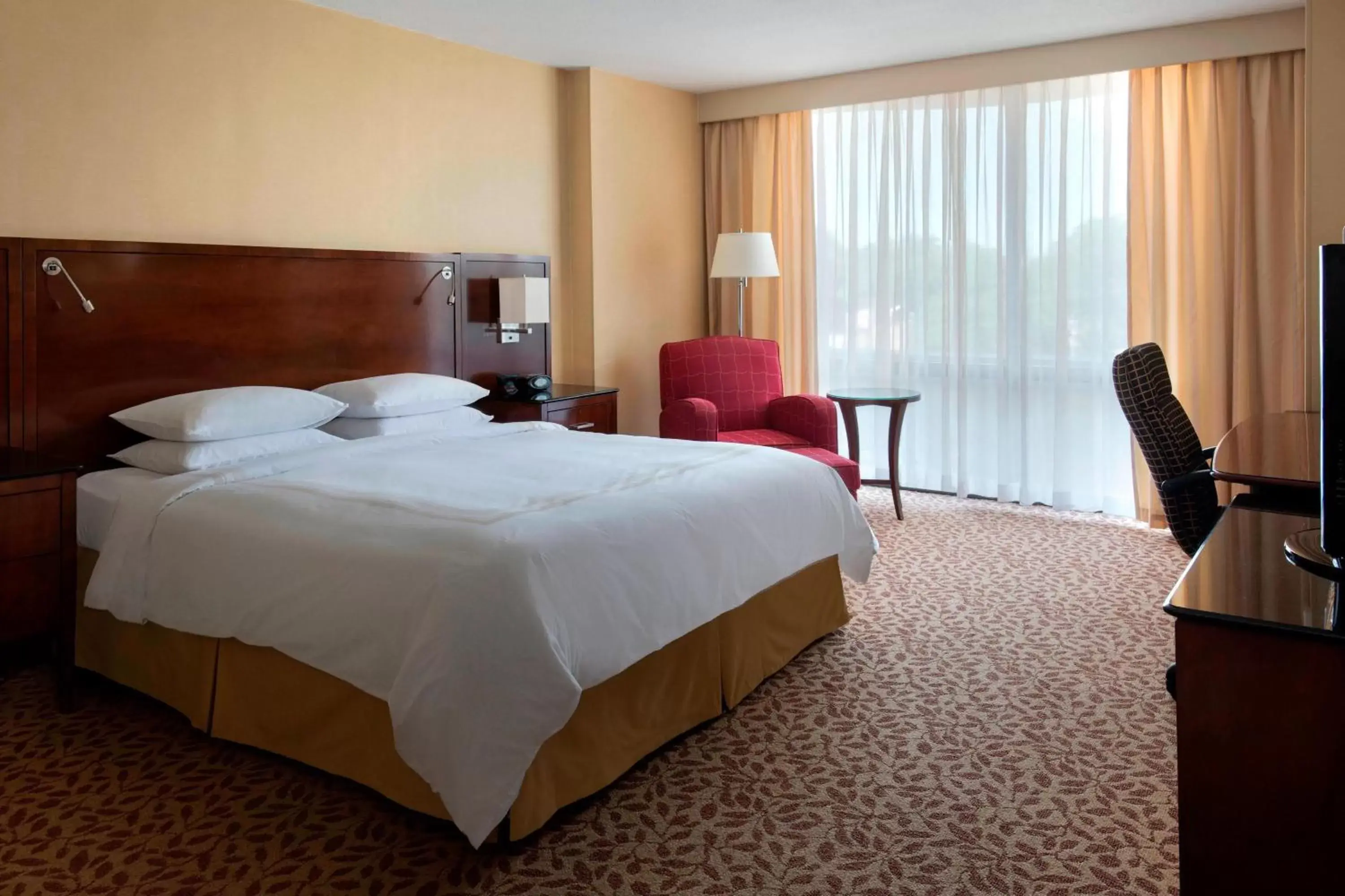 Photo of the whole room, Bed in Marriott Saddle Brook