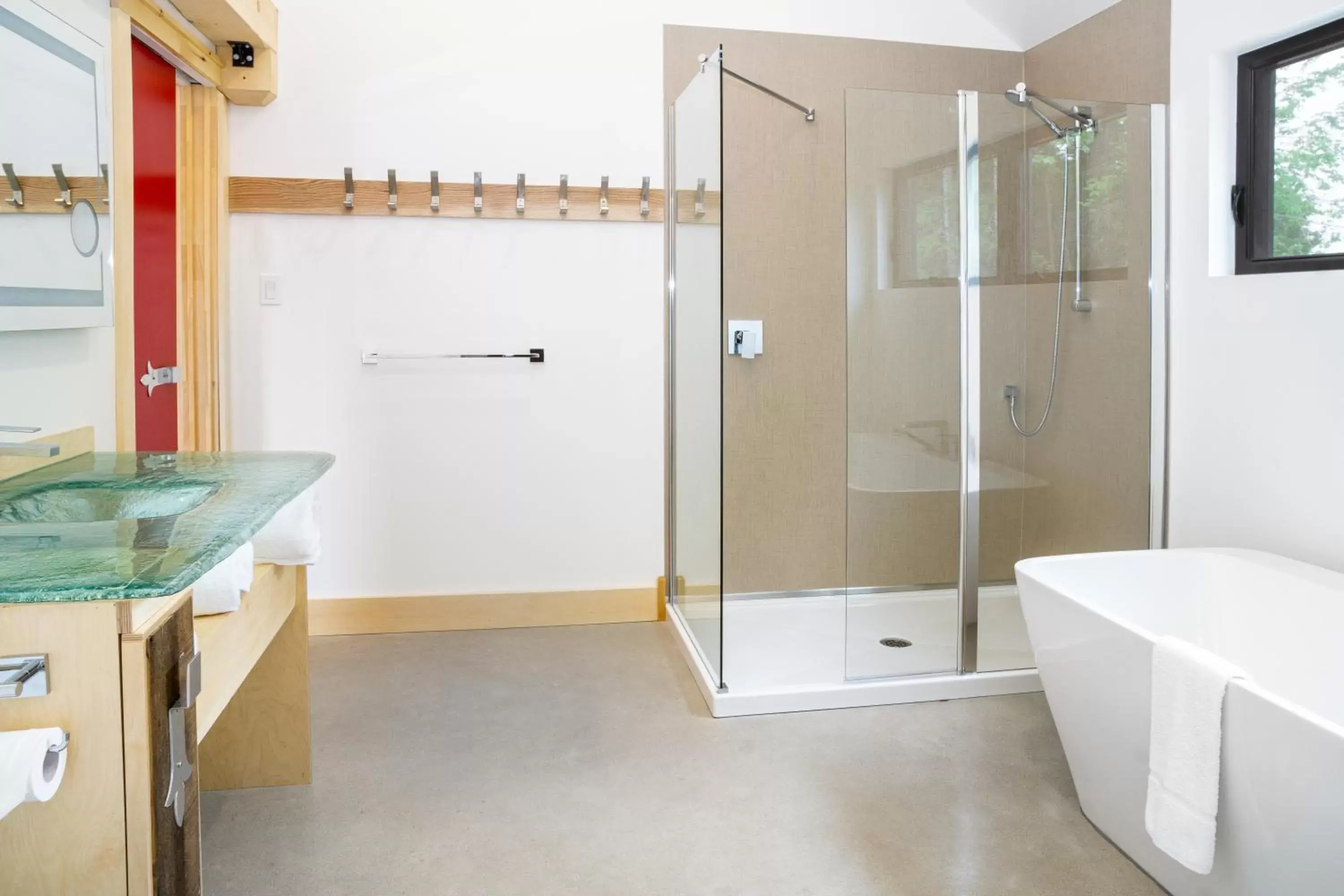 Shower, Bathroom in Le Baluchon Éco-villégiature