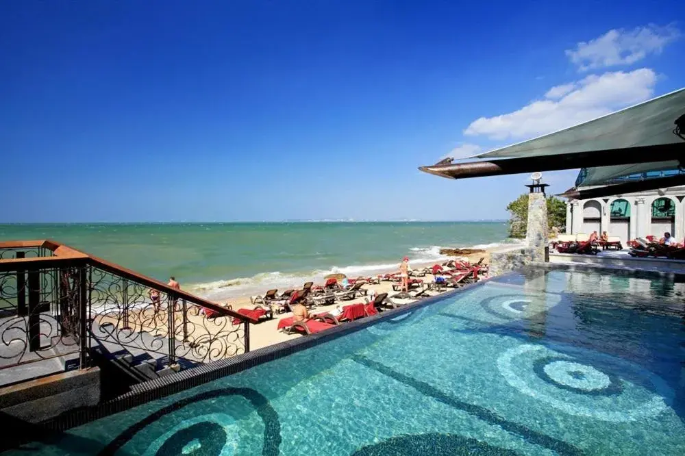 Swimming pool in Pattaya Modus Beachfront Resort Swimming pool in Pattaya Modus Beachfront Resort