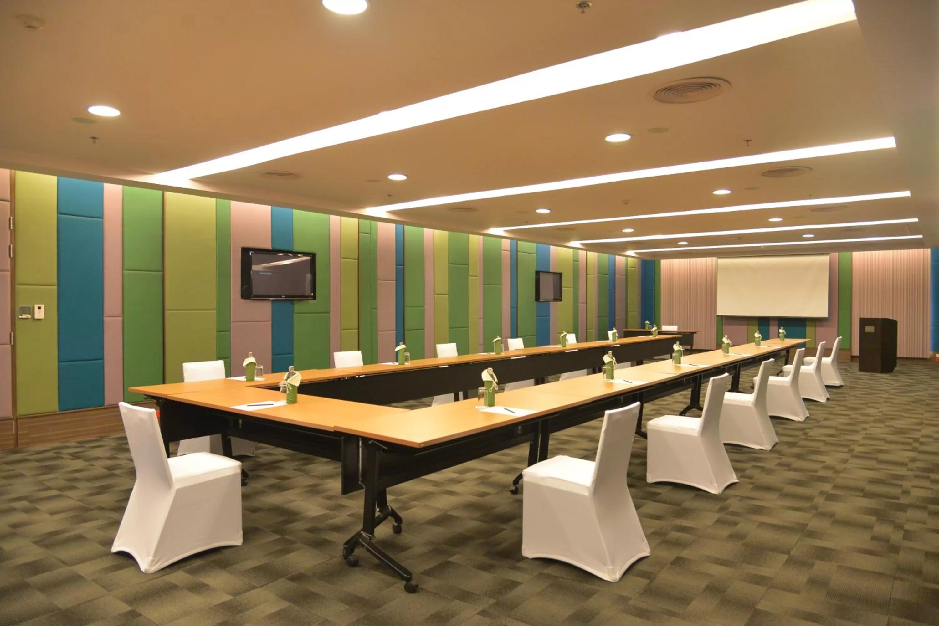 Business facilities in Rama Gardens Hotel Bangkok