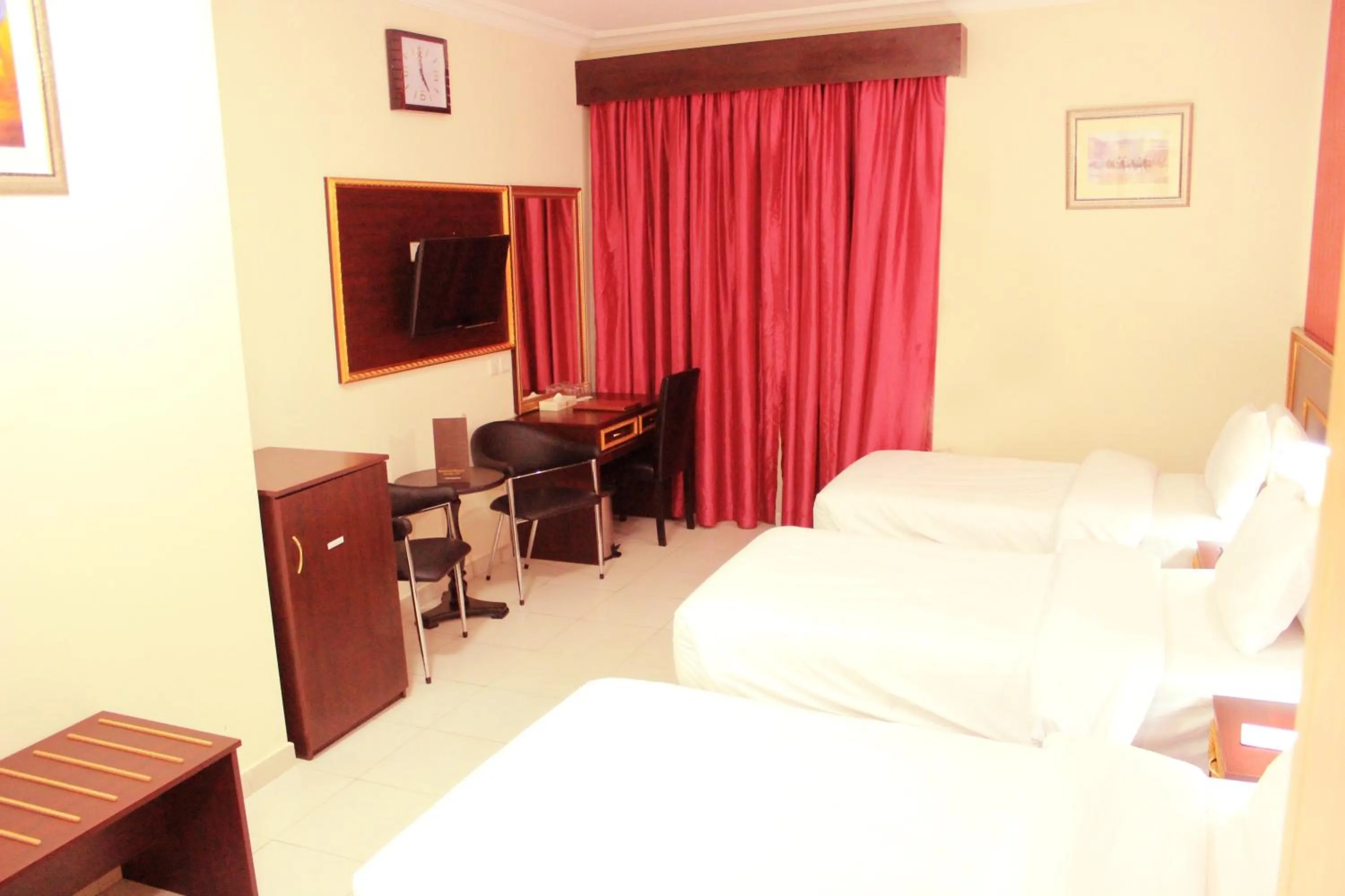 Bedroom, Bed in Montreal Naif Hotel