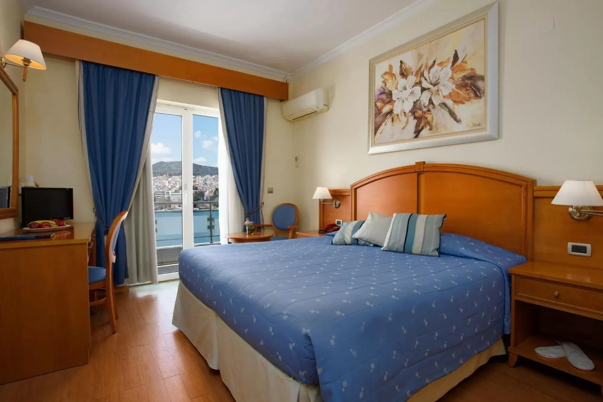 Balcony/Terrace, Bed in Blue Sea Hotel