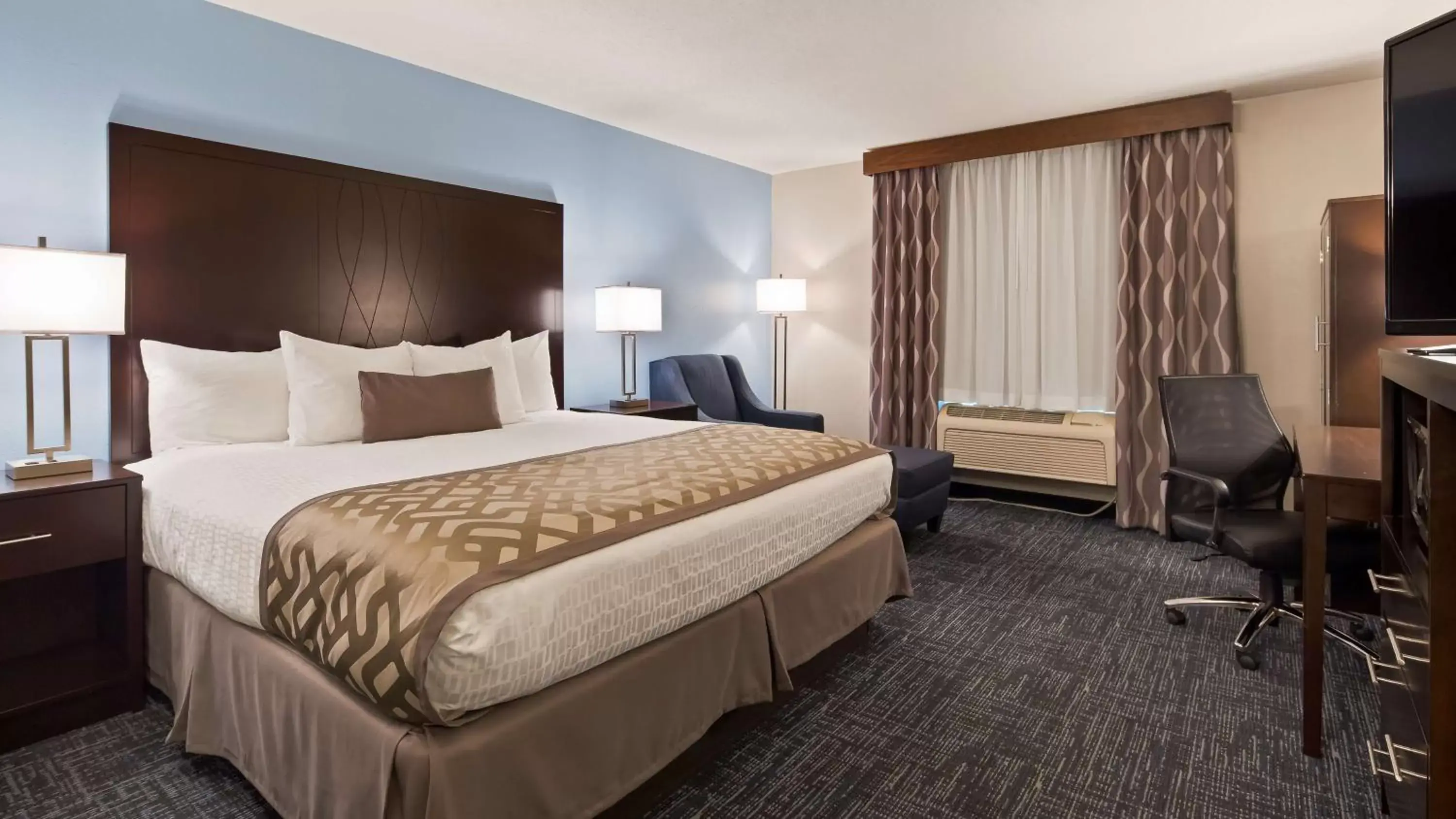 Photo of the whole room, Bed in Best Western Plus Flint Airport Inn & Suites