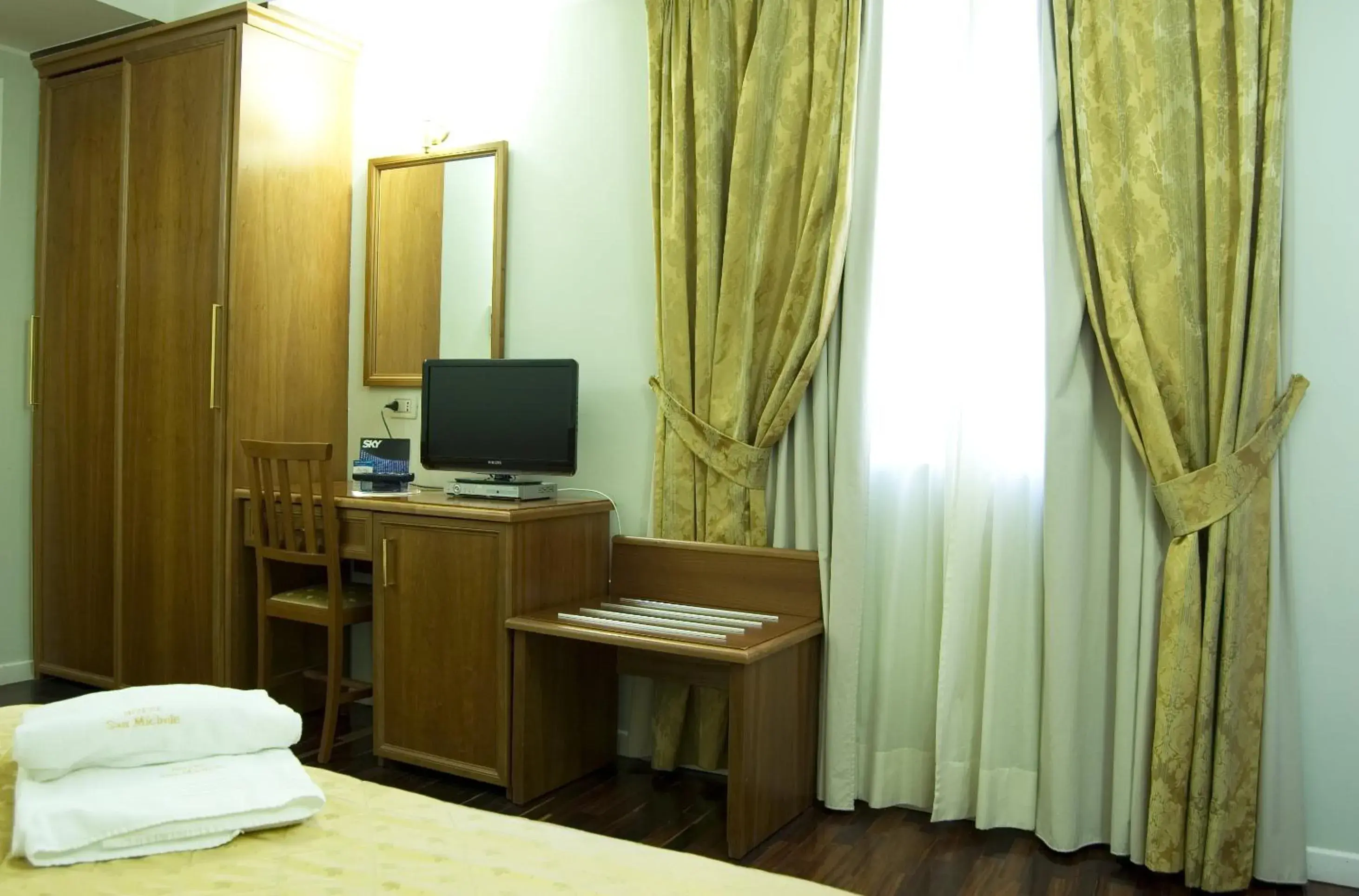 Shower, TV/Entertainment Center in Hotel San Michele