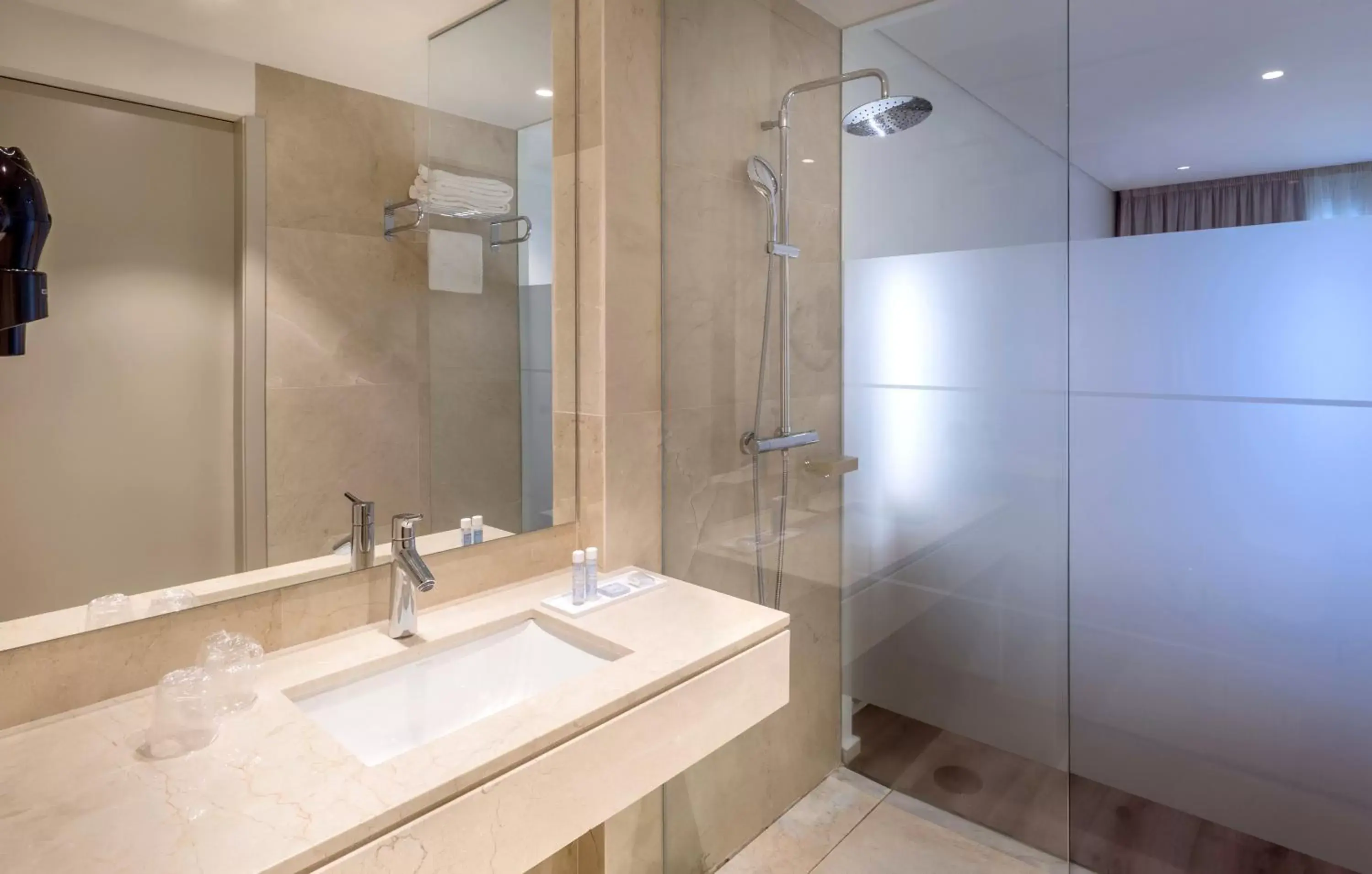 Shower, Bathroom in Oporto Airport & Business Hotel