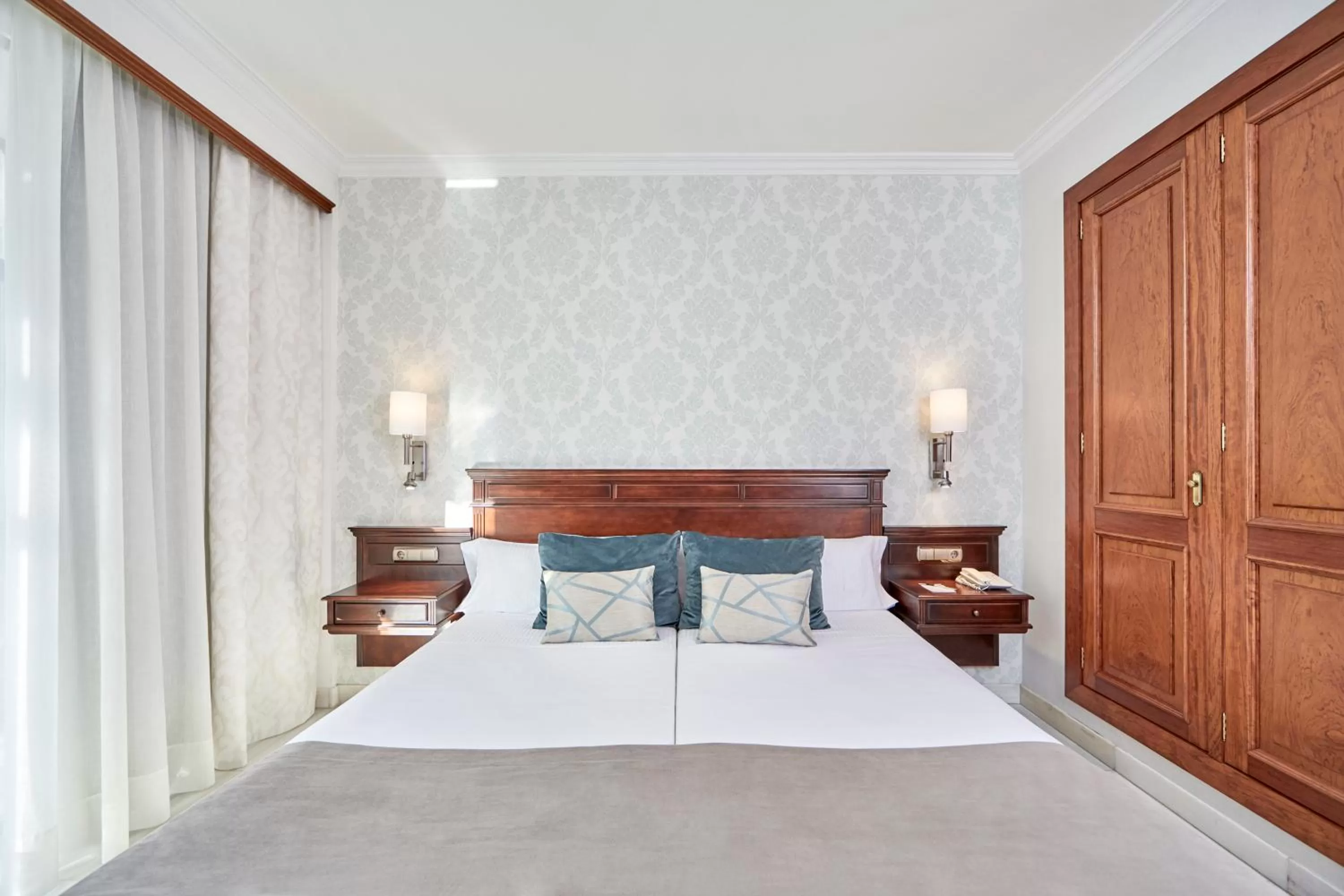 Photo of the whole room, Bed in Bordoy Continental Palma