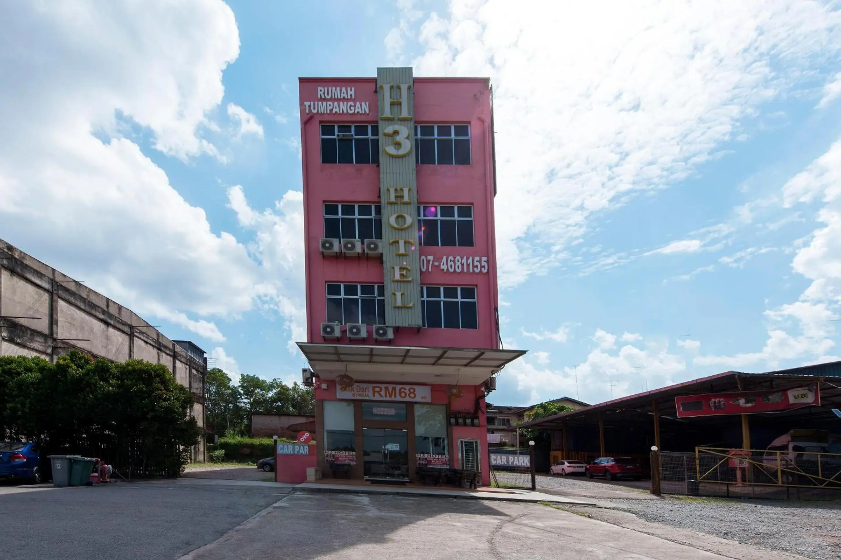 Facade/entrance, Property Building in OYO 90385 H3 Hotel