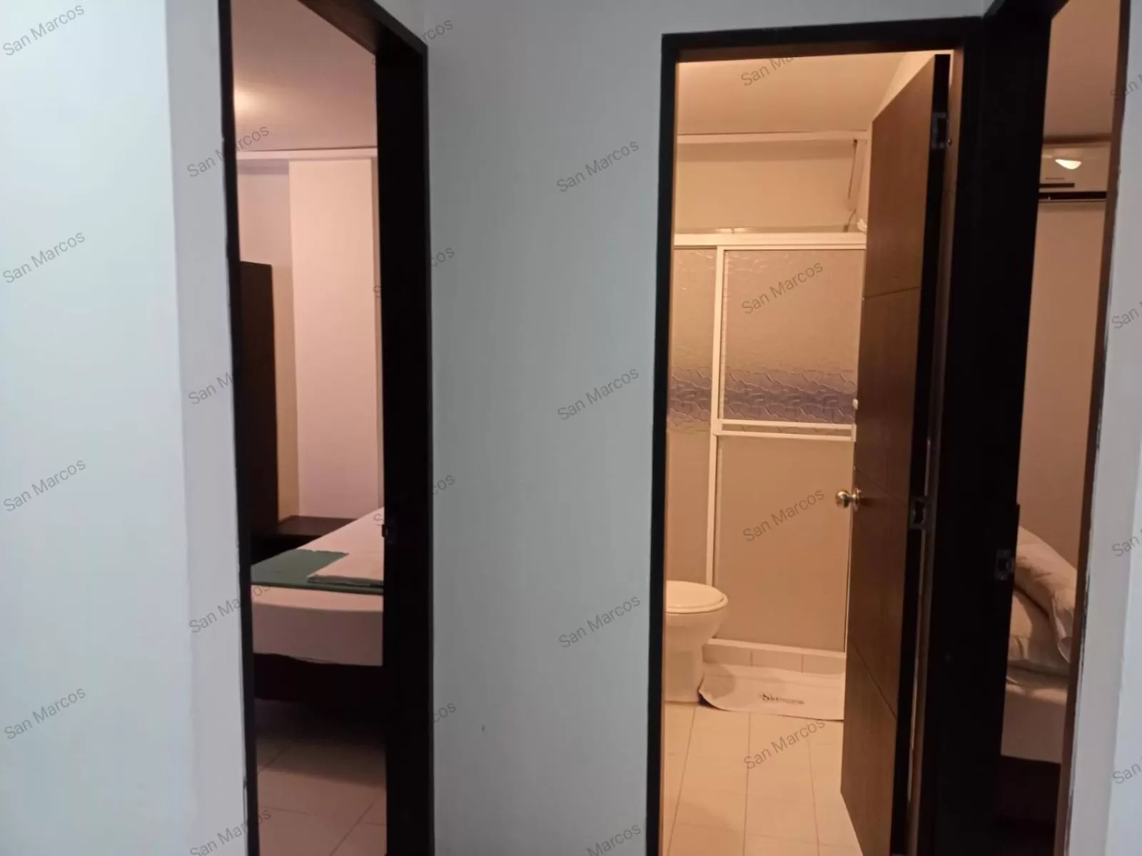 Toilet in Apartasuites San Marcos